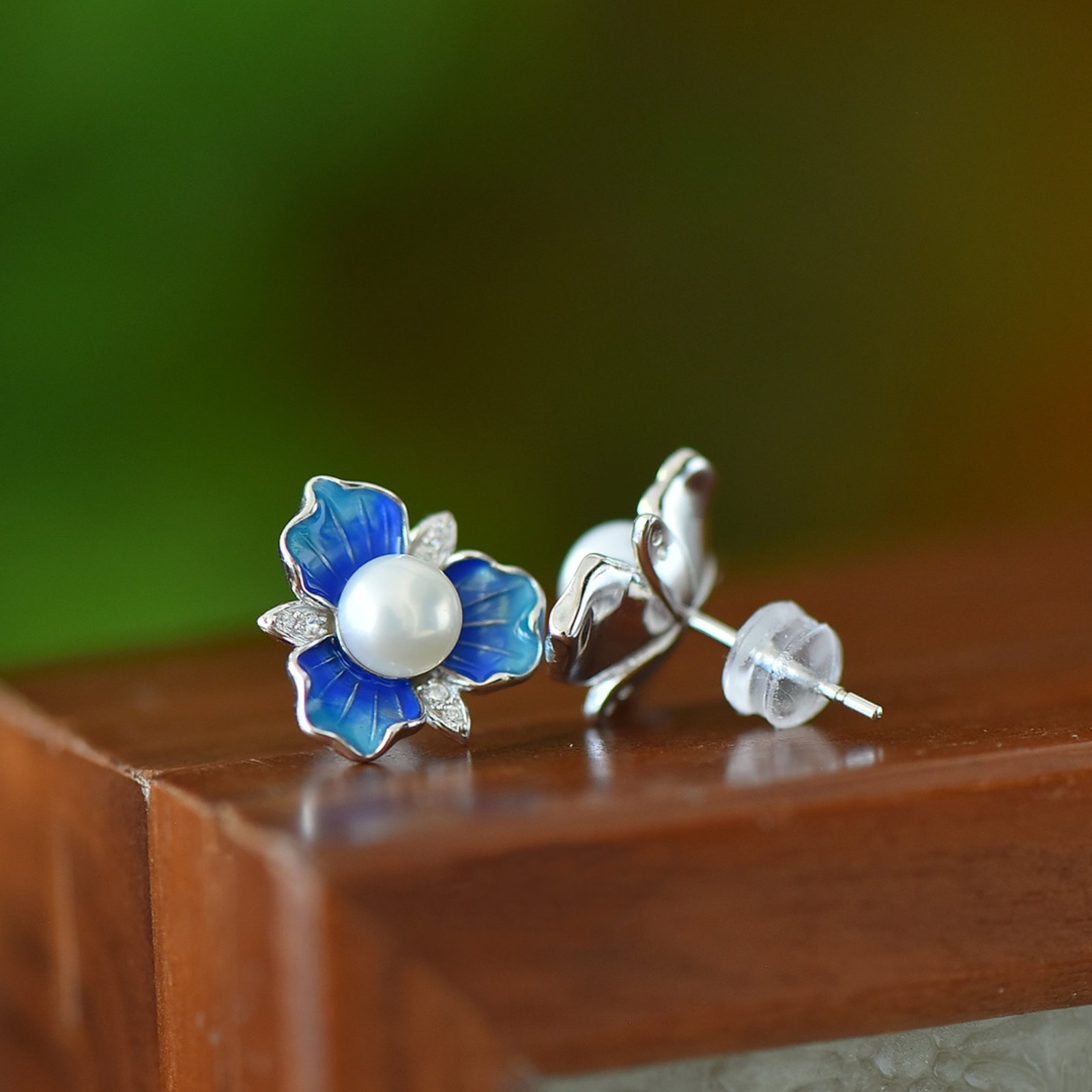 A Pair of Exquisite Sterling Silver Inlaid Pearls Enamel Earrings - 5
