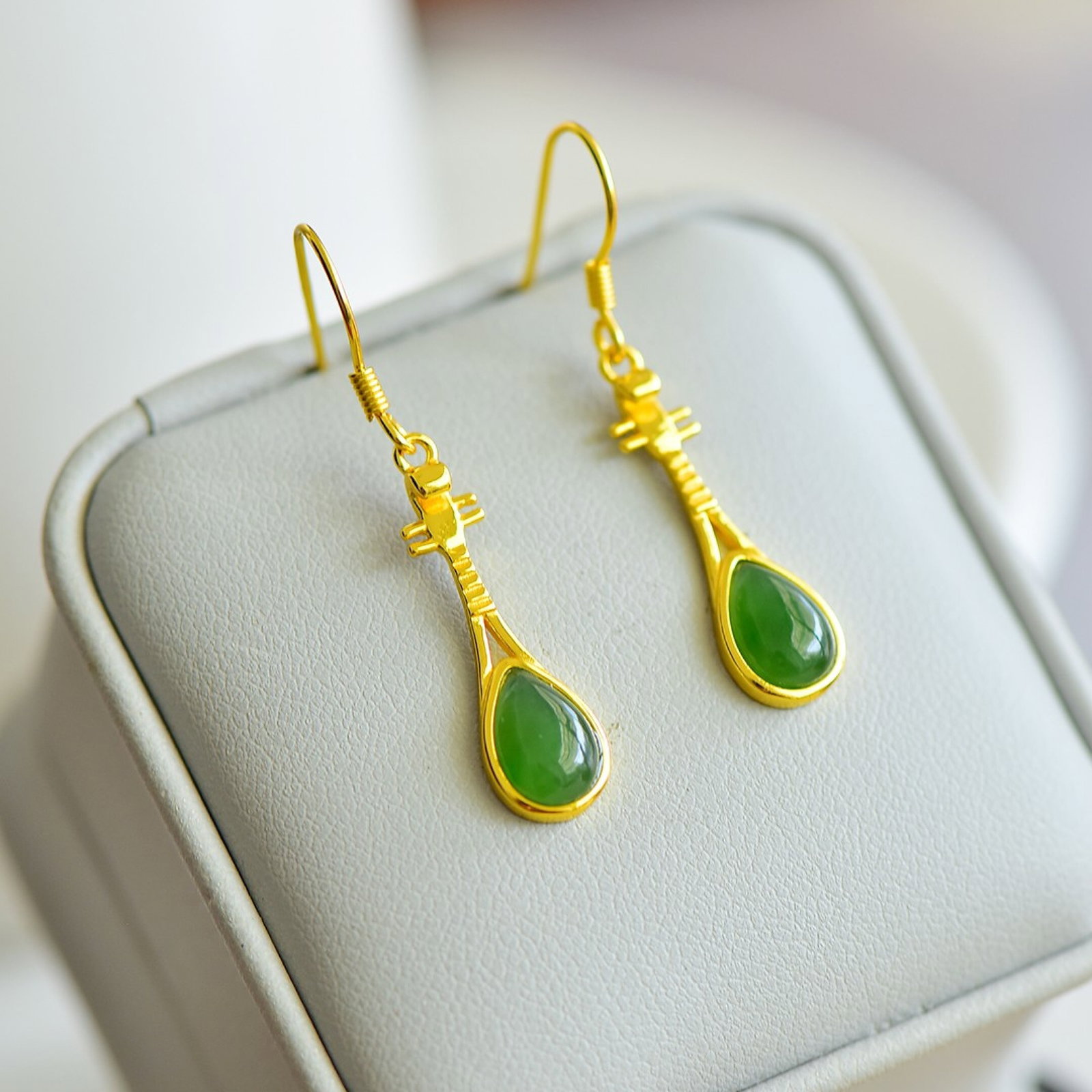 A Pair of Exquisite Sterling Silver-Gold Plated Inlaid Jasper Earrings: Estimated Value:200-400 A Pair of Exquisite Sterling Silver-Gold Plated Inlaid Jasper Earrings,Size:6mmx8mm 一对纯银镀金镶碧玉耳环