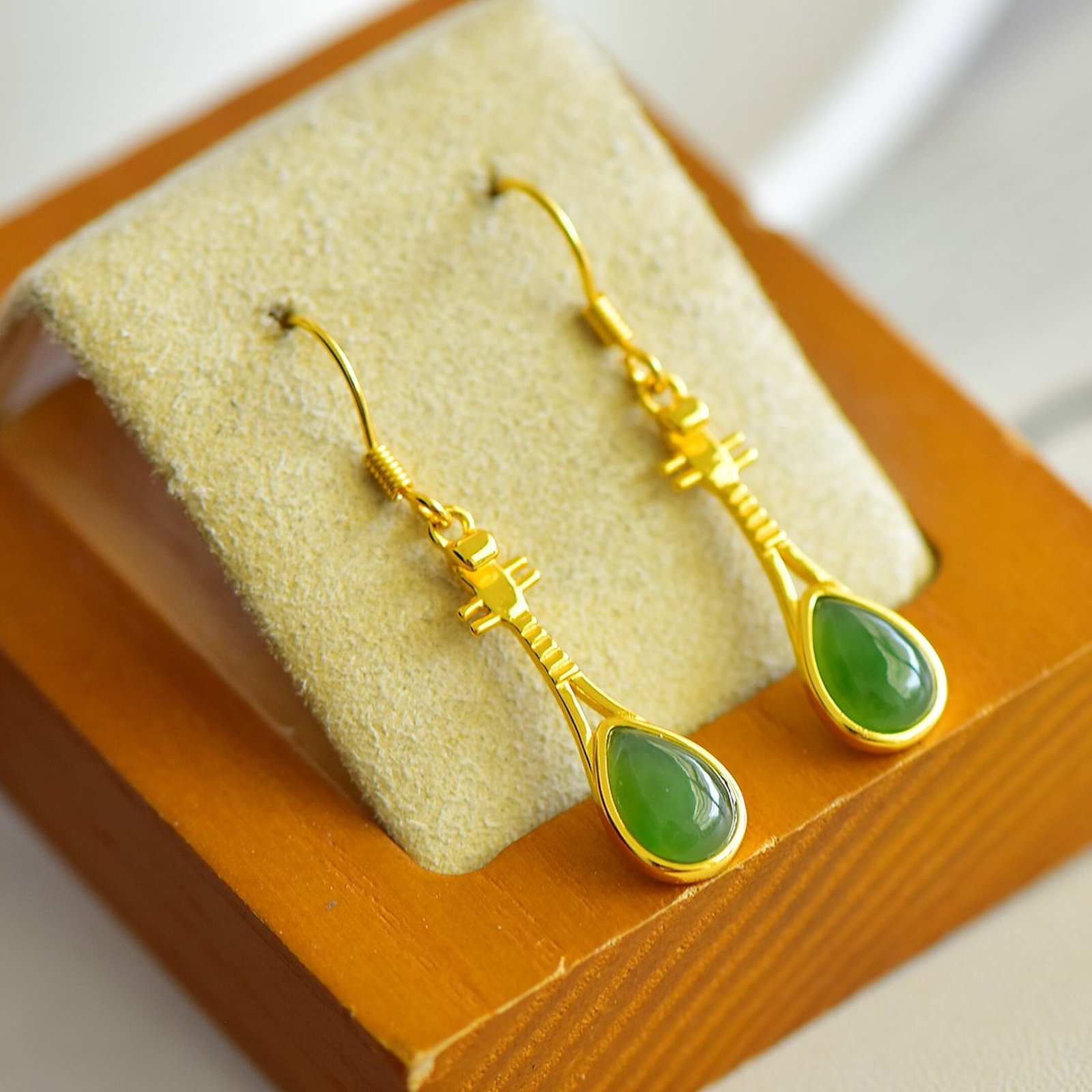 A Pair of Exquisite Sterling Silver-Gold Plated Inlaid Jasper Earrings - 2