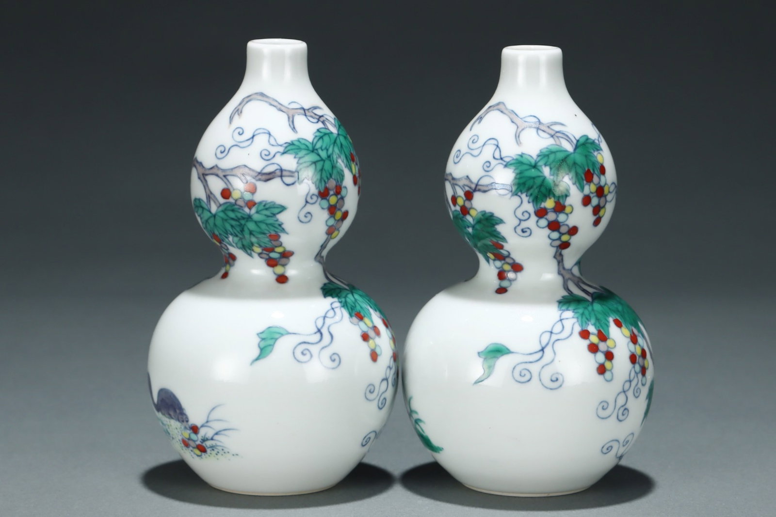 A Pair of Exquisite Blue and White Doucai Squirrel and Grapes Pattern Gourd Vases - 2