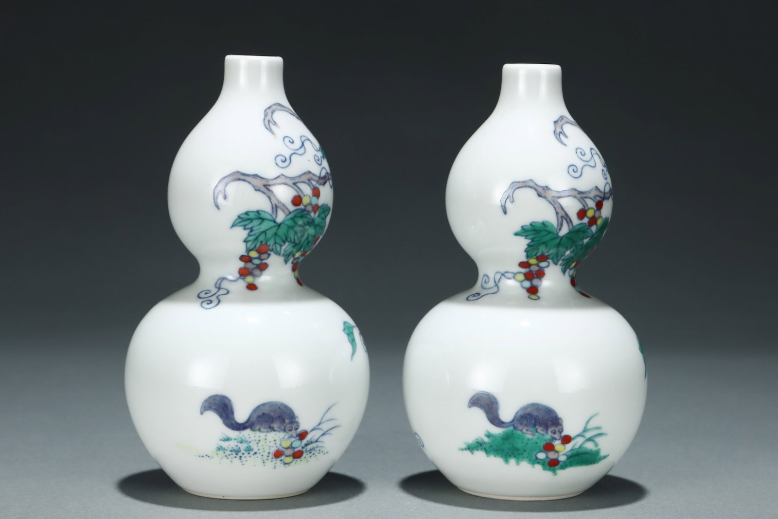 A Pair of Exquisite Blue and White Doucai Squirrel and Grapes Pattern Gourd Vases - 3