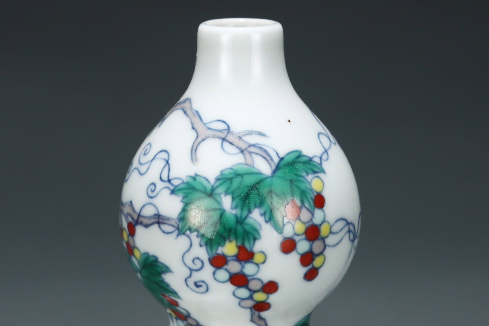 A Pair of Exquisite Blue and White Doucai Squirrel and Grapes Pattern Gourd Vases - 5