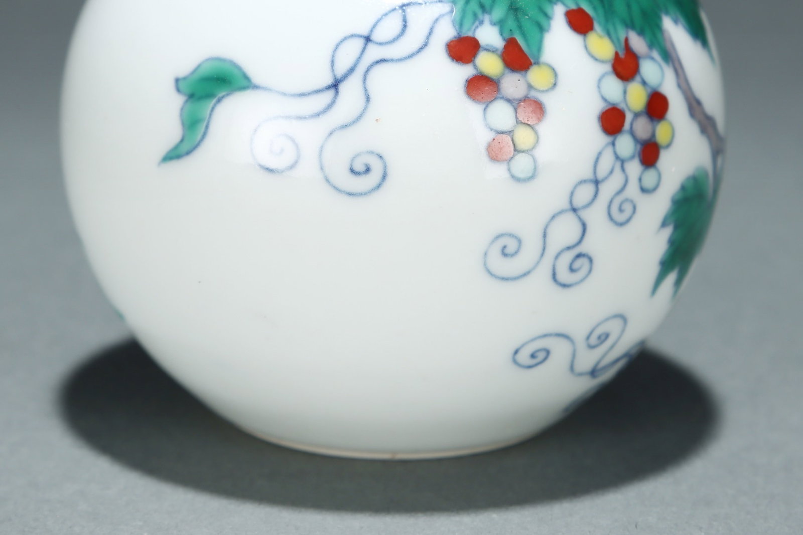 A Pair of Exquisite Blue and White Doucai Squirrel and Grapes Pattern Gourd Vases - 6