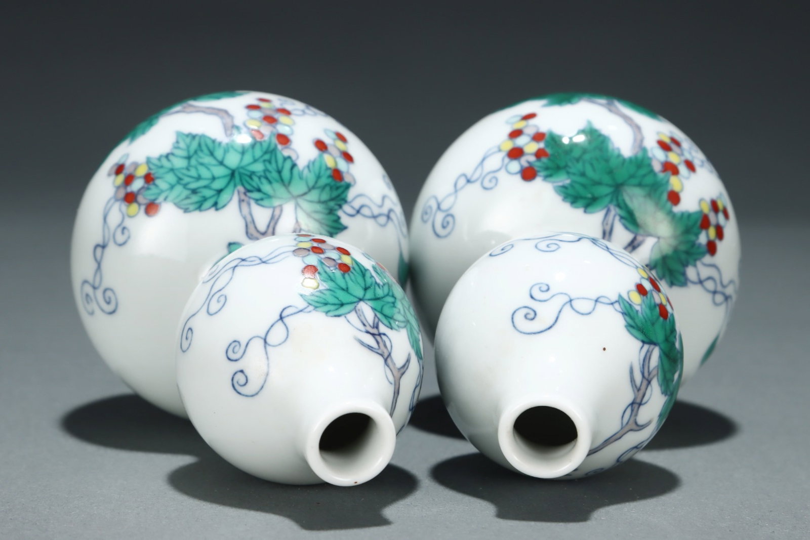 A Pair of Exquisite Blue and White Doucai Squirrel and Grapes Pattern Gourd Vases - 7