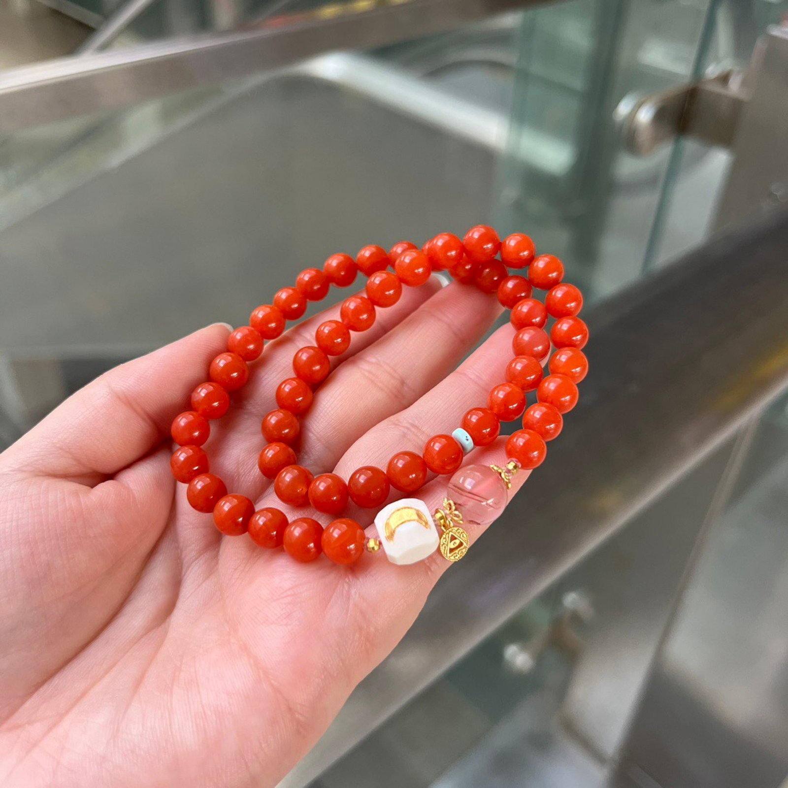 An Exquisite Agate Bracelets: Estimated Value:600-1200 An Exquisite Agate Bracelets,Size:7mm,Total Weight:26.8g 玛瑙手串