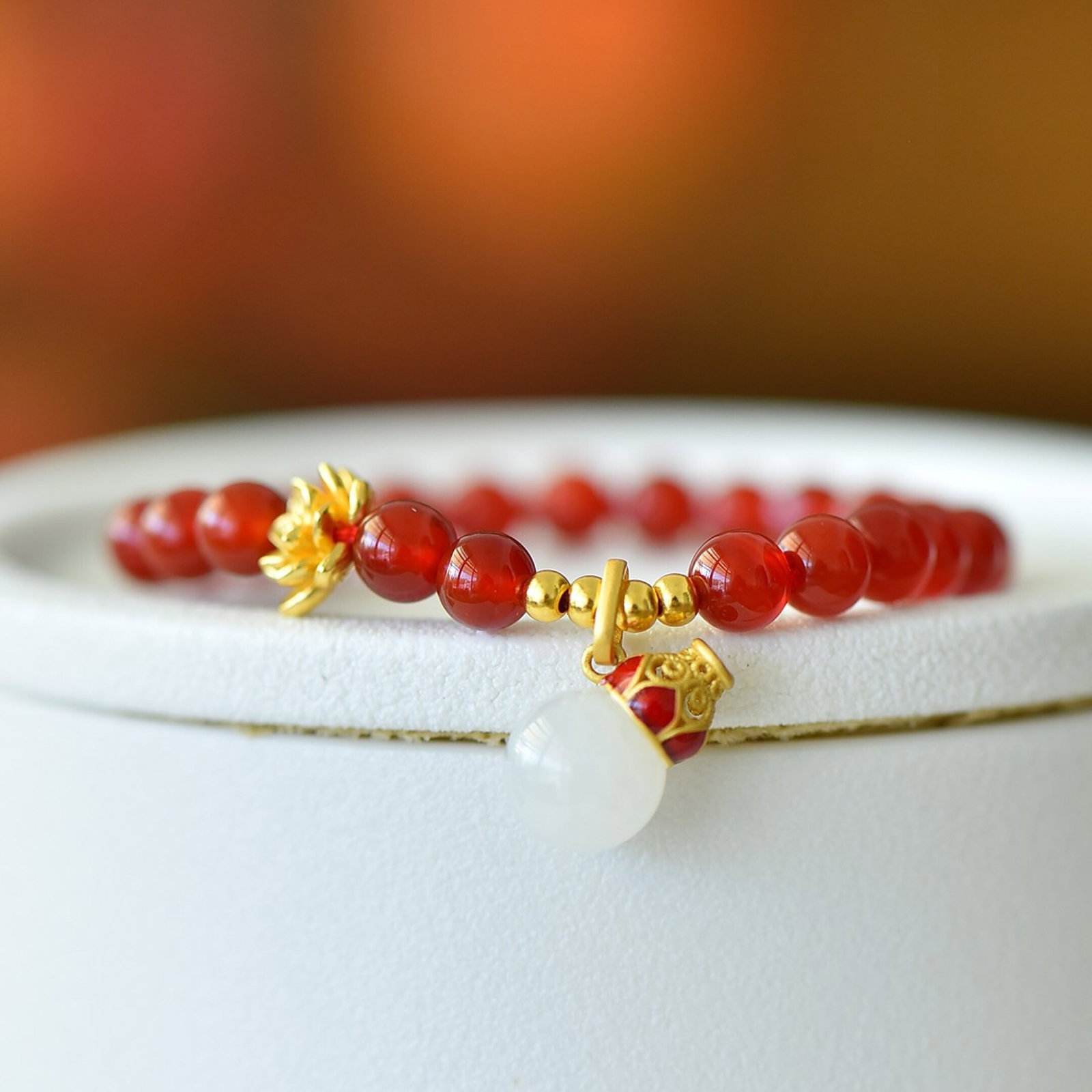 An Exquisite Sterling Silver-Gold Plated Inlaid Agate Bracelet,Inlaid White Jade: Estimated Value:200-400 An Exquisite Sterling Silver-Gold Plated Inlaid Agate Bracelet,Inlaid White Jade,Size:6mm
