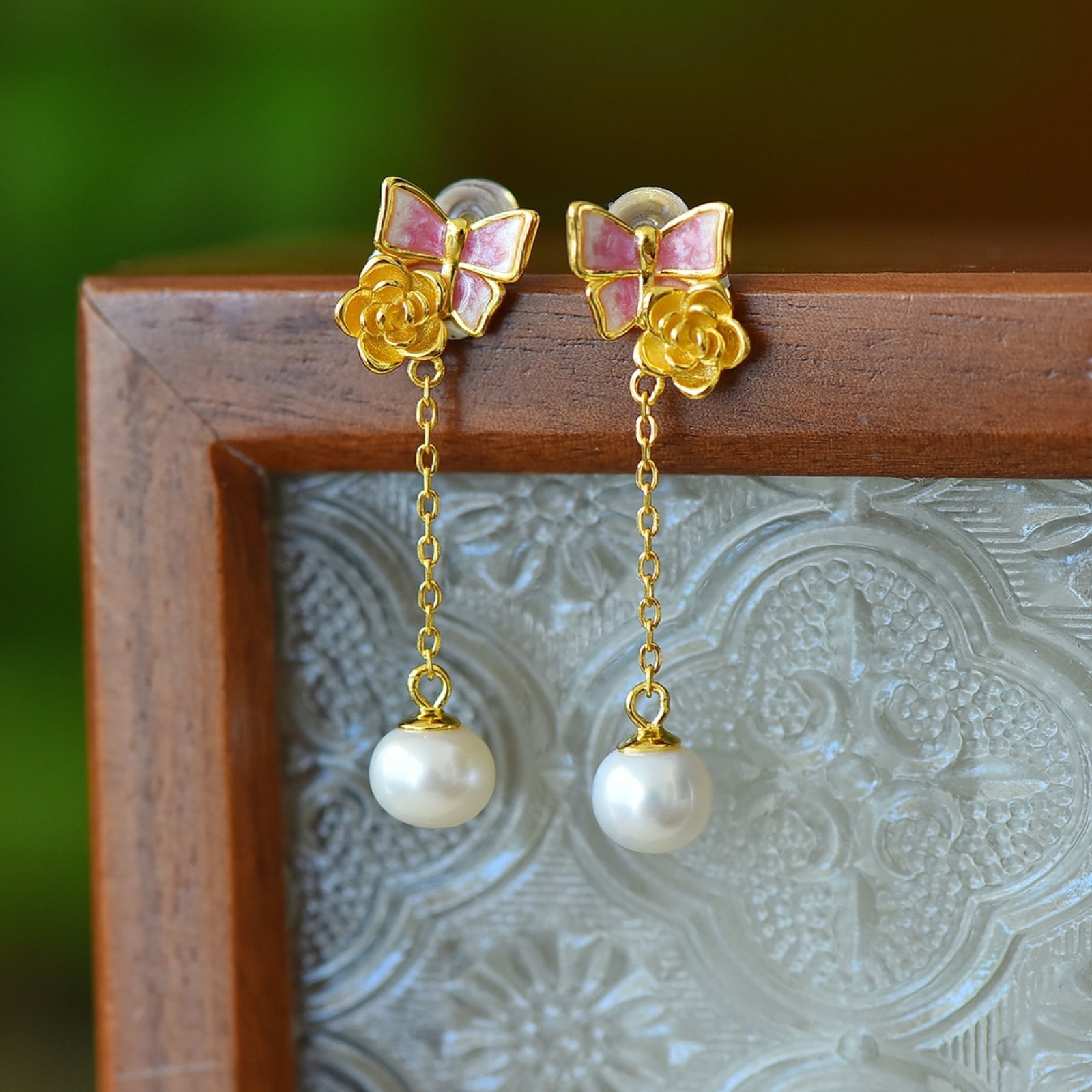 A Pair of Exquisite Sterling Silver-Gold Plated Inlaid Pearls Enamel Earrings: Estimated Value:200-400 A Pair of Exquisite Sterling Silver-Gold Plated Inlaid Pearls Enamel Earrings Size:8mmx8mm 一对纯银镀金镶珍珠珐ĩ