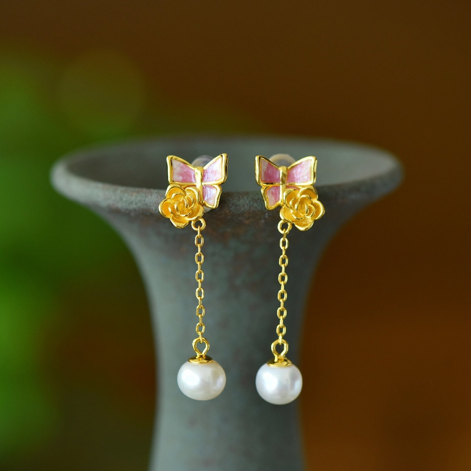 A Pair of Exquisite Sterling Silver-Gold Plated Inlaid Pearls Enamel Earrings - 3