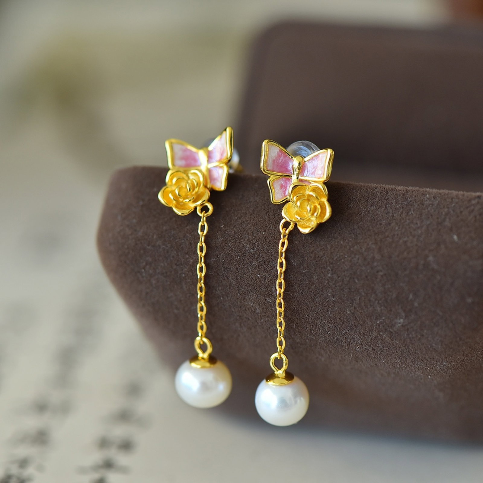 A Pair of Exquisite Sterling Silver-Gold Plated Inlaid Pearls Enamel Earrings - 4