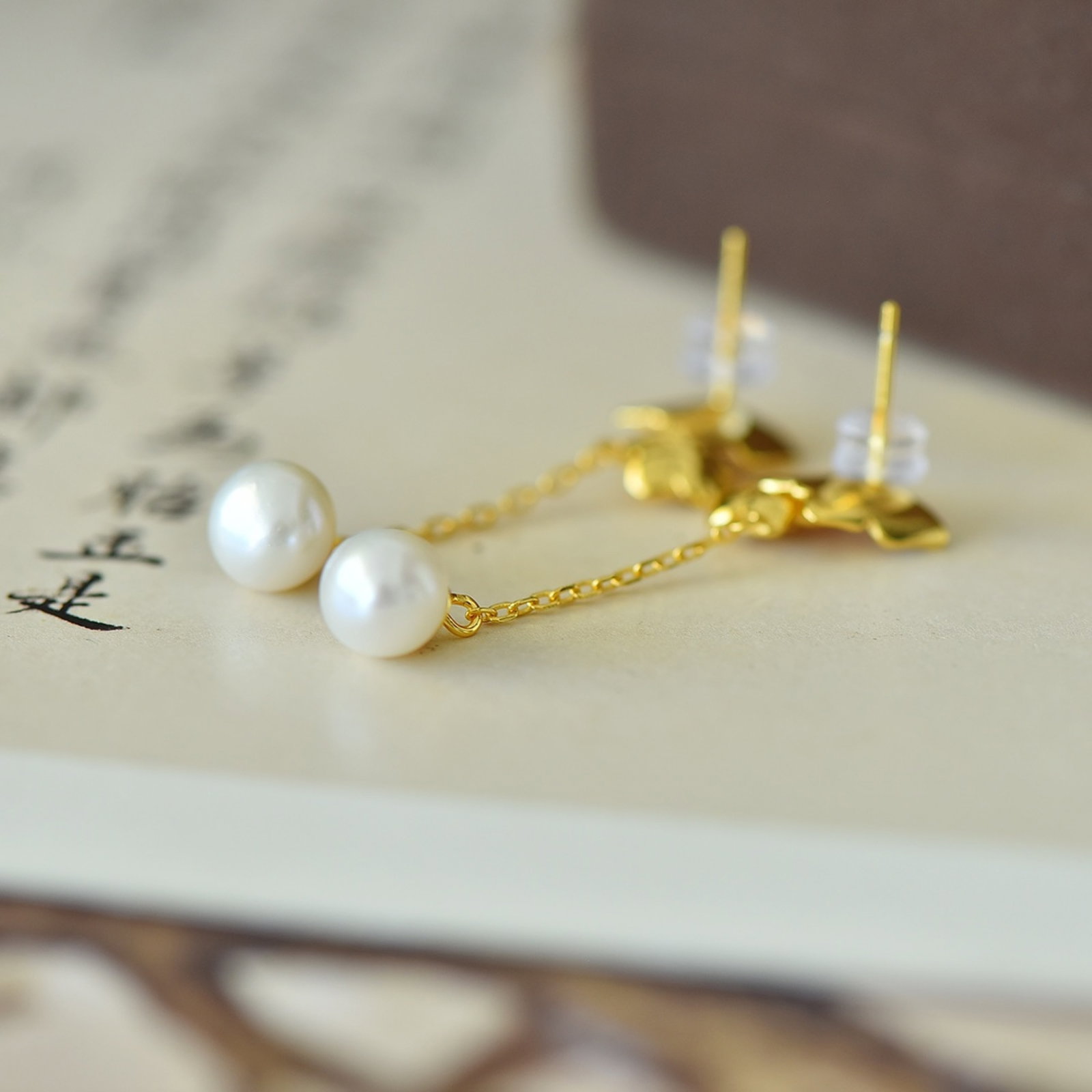 A Pair of Exquisite Sterling Silver-Gold Plated Inlaid Pearls Enamel Earrings - 5