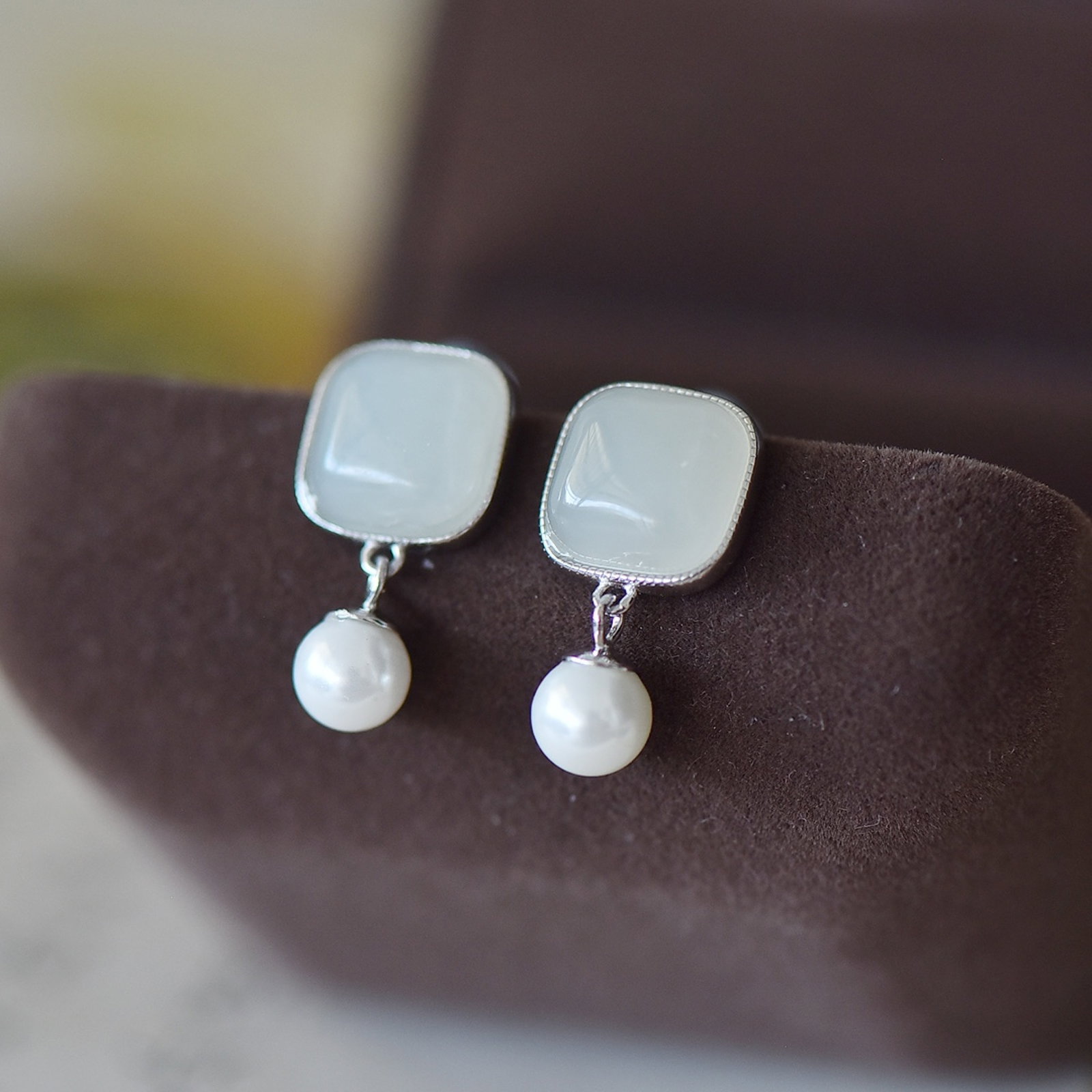 A Pair of Exquisite Sterling Silver Inlaid White Jade Earrings, Inlaid Pearl - 3