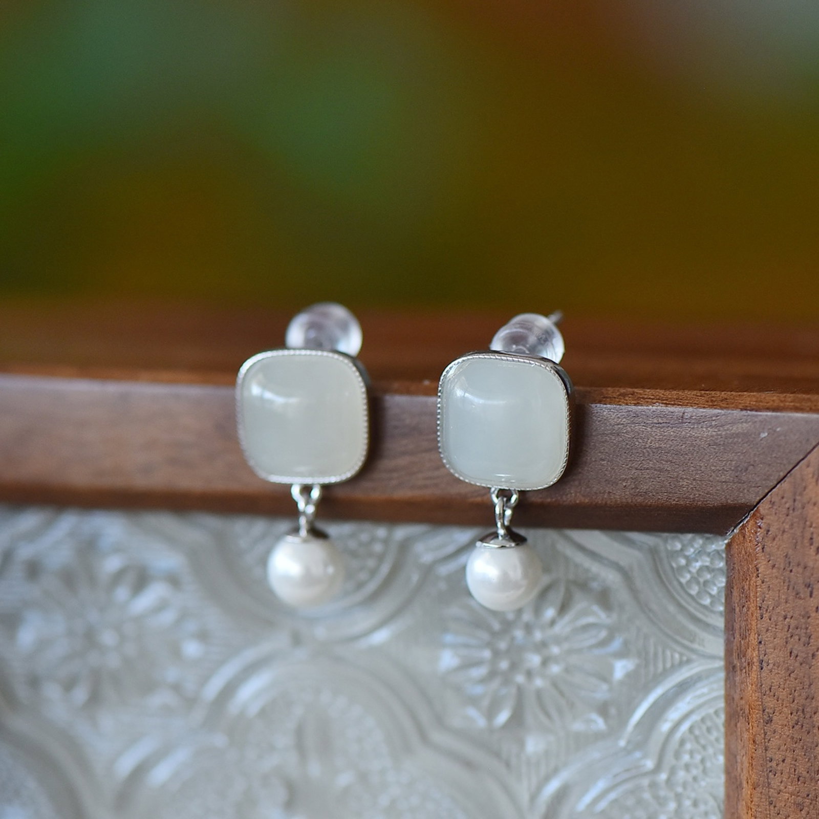 A Pair of Exquisite Sterling Silver Inlaid White Jade Earrings, Inlaid Pearl - 4