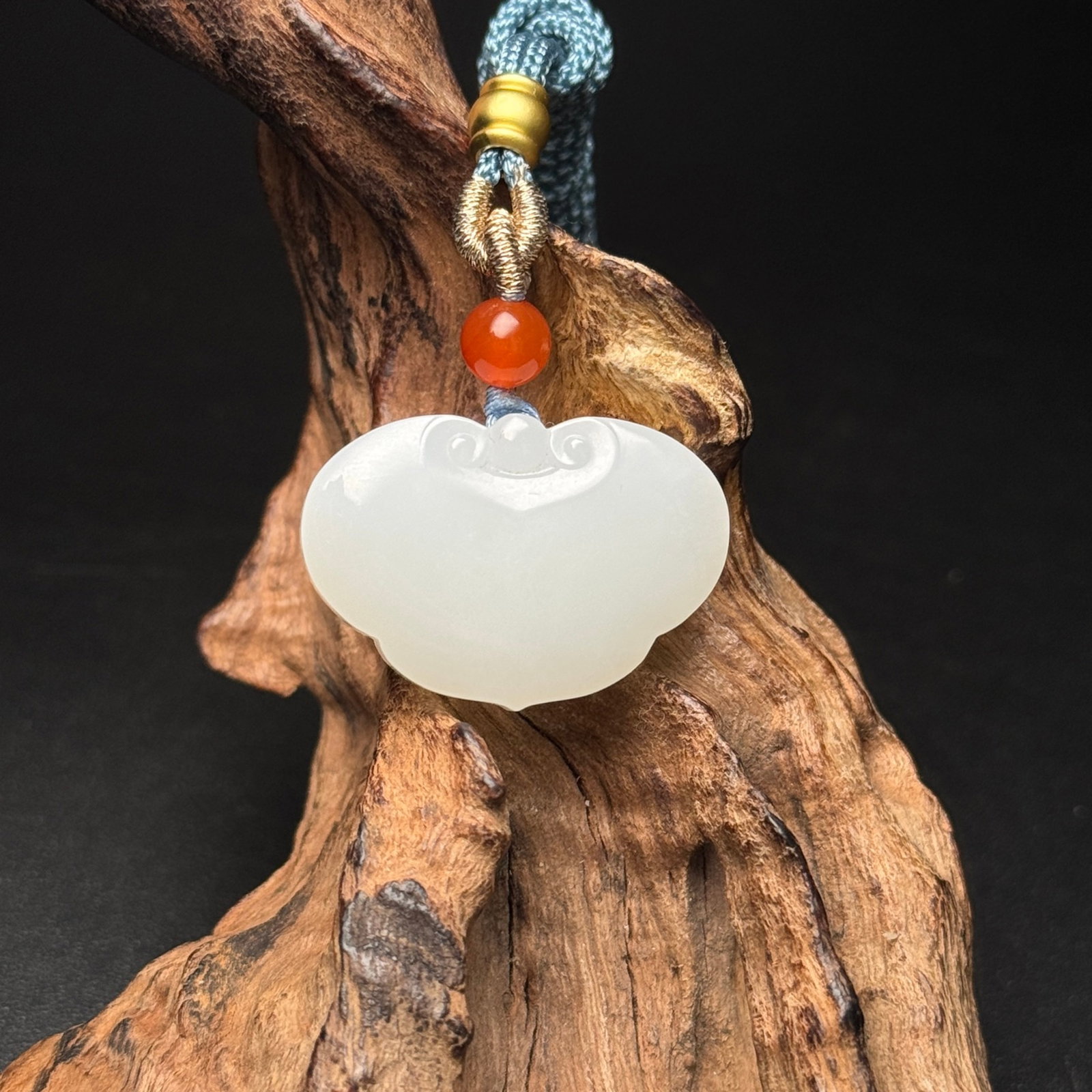 An Exquisite White Jade Pendant: Estimated Value:360-800 An Exquisite White Jade Pendant,Qing Dynasty,China,Size:30mmx20mmx9.6mm,Weight:15g 白玉挂件,中国清代
