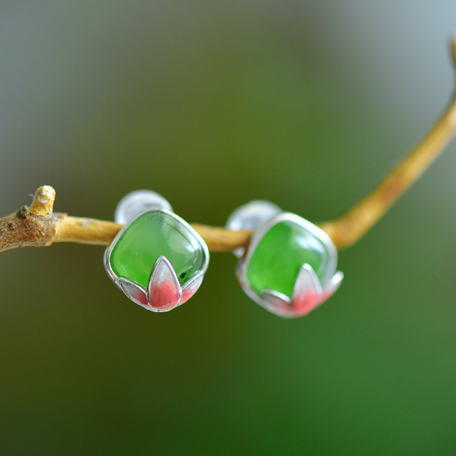 A Pair of Exquisite Sterling Silver Inlaid Jasper Earrings: Estimated Value:200-400 A Pair of Exquisite Sterling Silver Inlaid Jasper Earring,Size:8mmx8mm 一对纯银镶碧玉耳钉