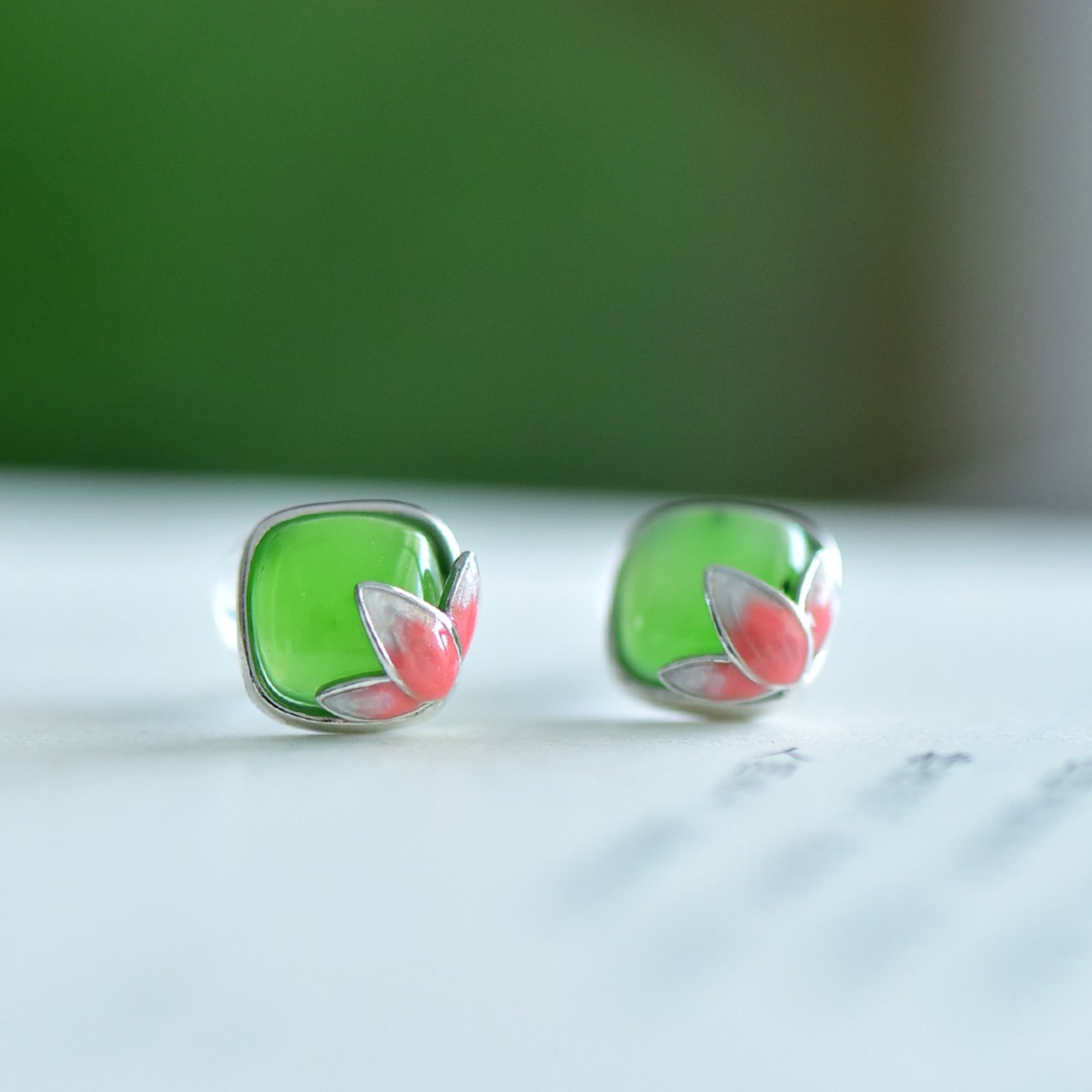 A Pair of Exquisite Sterling Silver Inlaid Jasper Earrings - 2