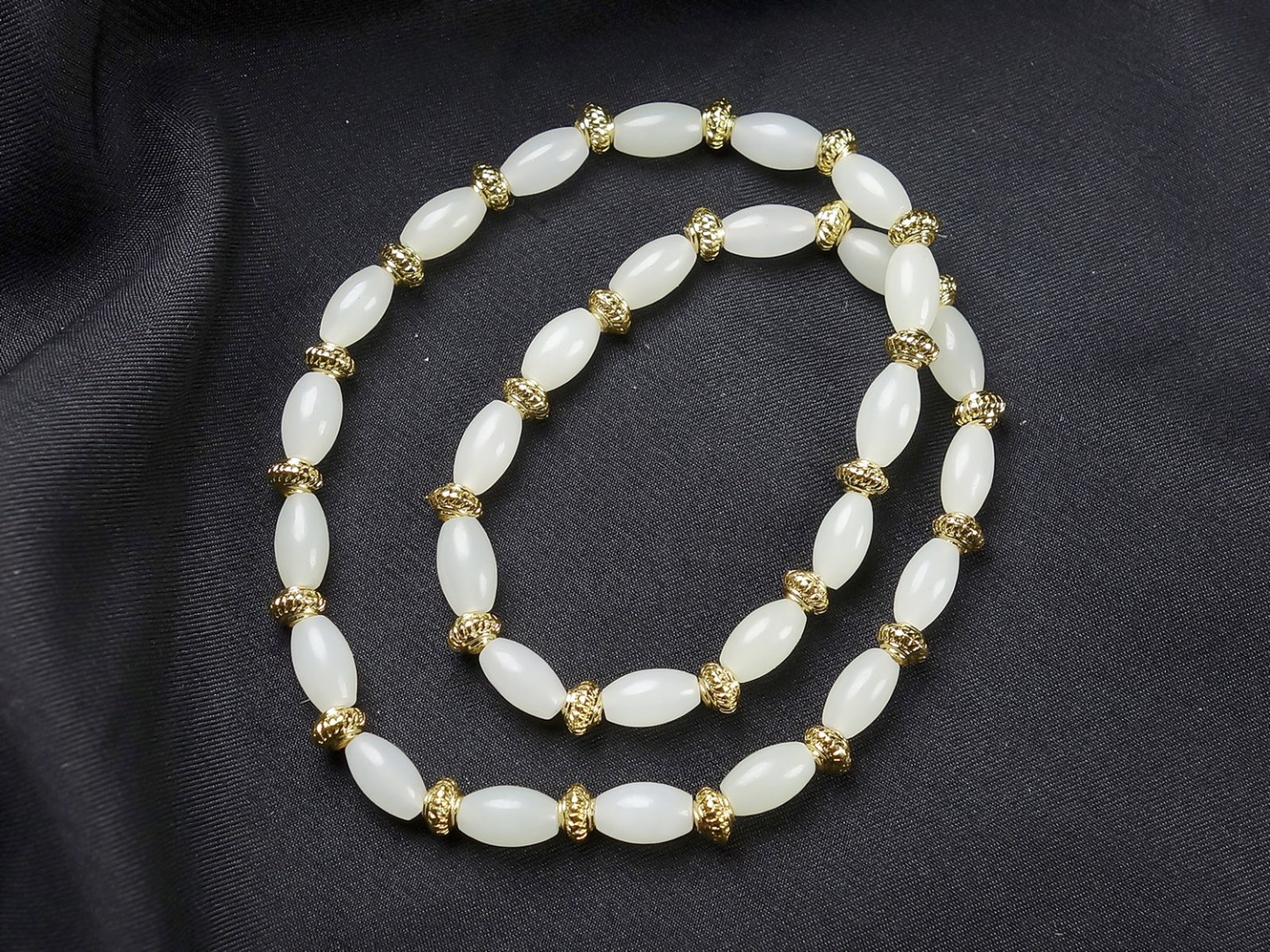 An Exquisite White Jade Bracelets: Estimated Value:200-400 An Exquisite White Jade Bracelets,Size:(bead)5mmx9mm 白玉手链