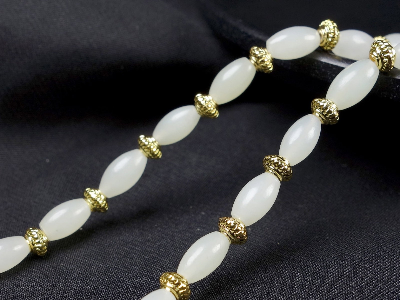 An Exquisite White Jade Bracelets - 5