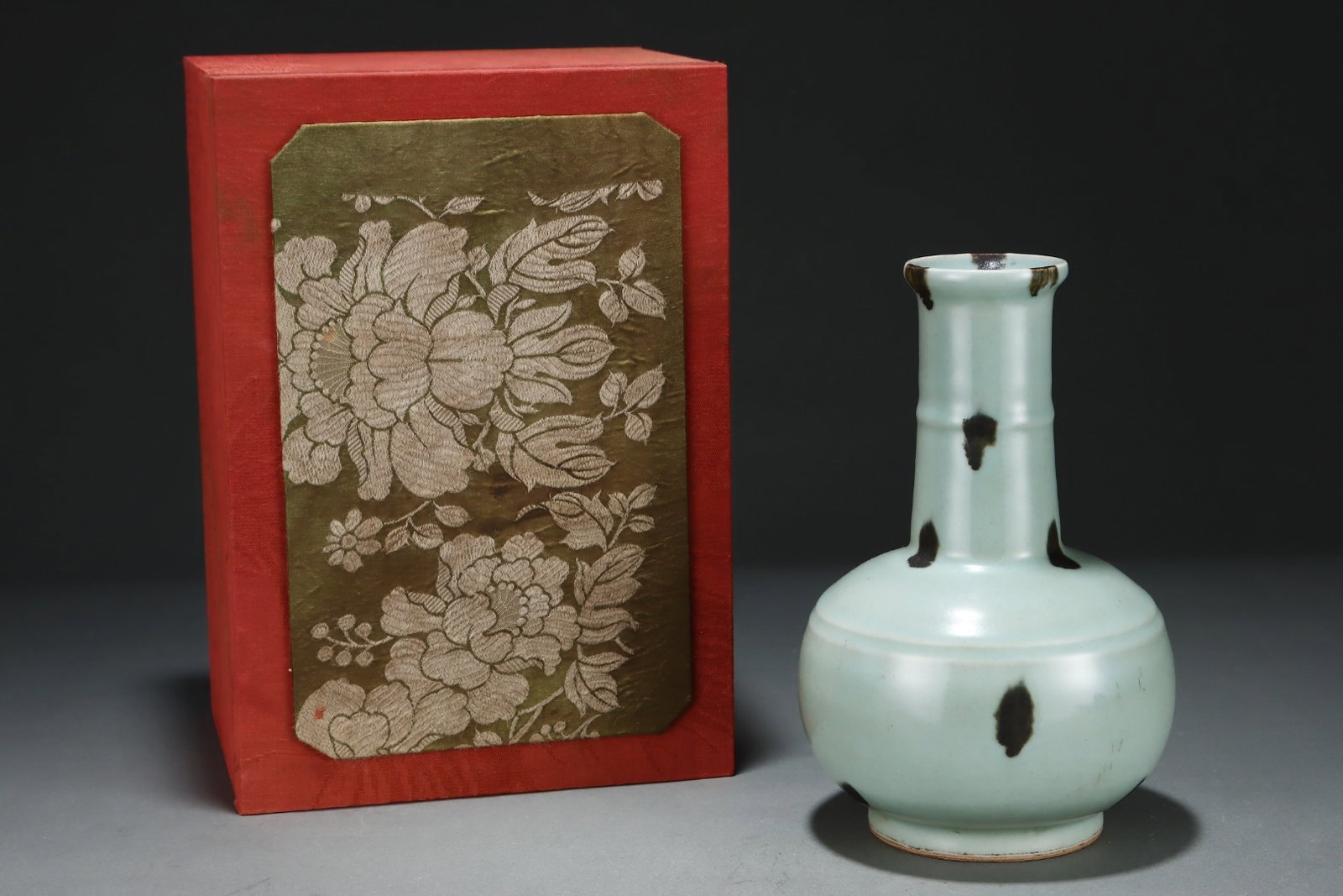 An Exquisite Longquan yao Vase (1 of 8)