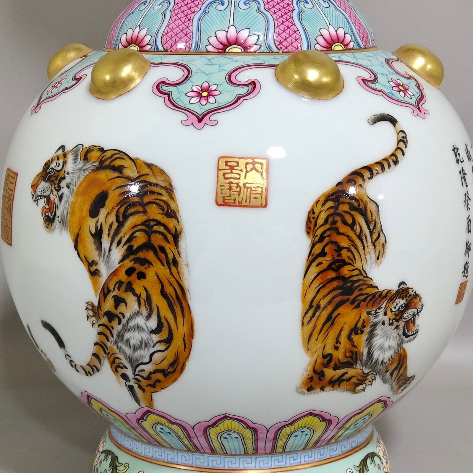 A Rare Famille-Rose Painted Gold Tiger Pattern Vase,With Poem - 5