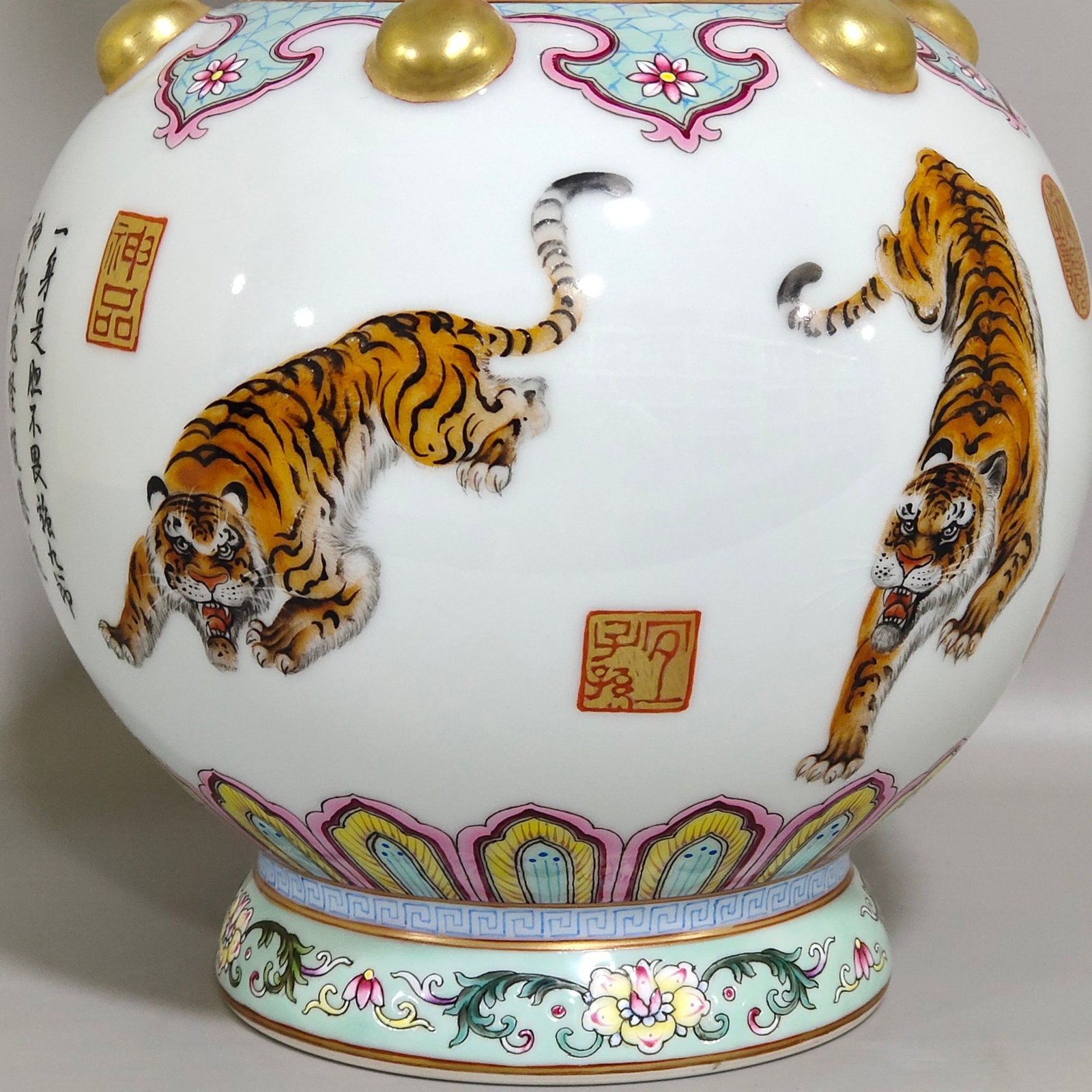 A Rare Famille-Rose Painted Gold Tiger Pattern Vase,With Poem - 6