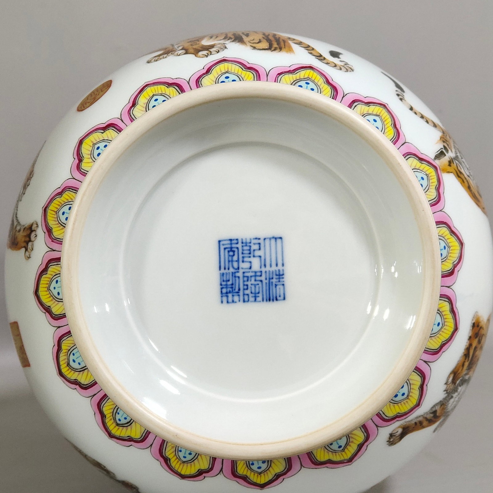 A Rare Famille-Rose Painted Gold Tiger Pattern Vase,With Poem - 8