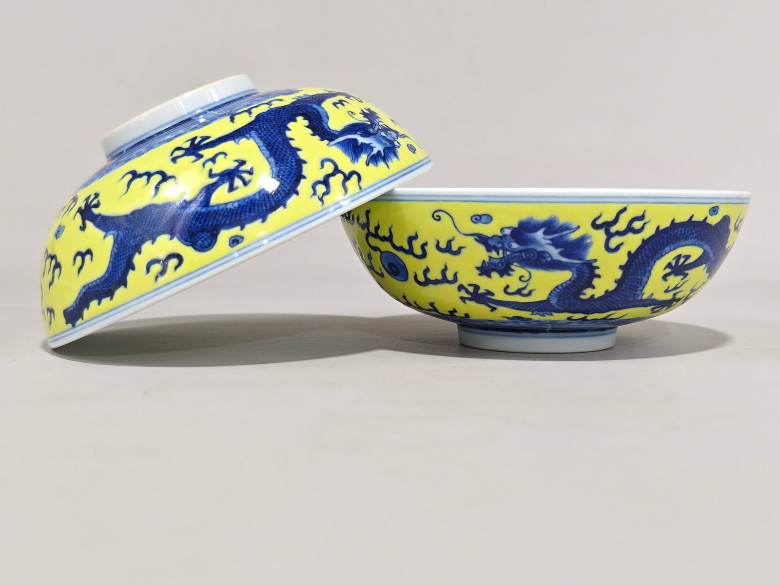 A Pair of Exquisite Blue and White Yellow Ground Dragon Pattern Bowls - 2