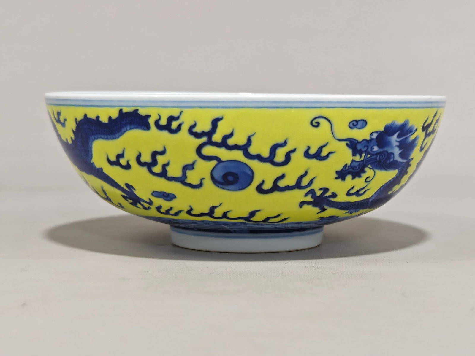 A Pair of Exquisite Blue and White Yellow Ground Dragon Pattern Bowls - 4