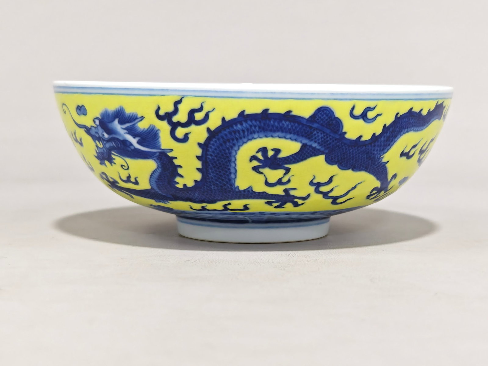 A Pair of Exquisite Blue and White Yellow Ground Dragon Pattern Bowls - 5