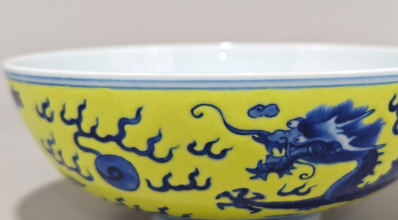 A Pair of Exquisite Blue and White Yellow Ground Dragon Pattern Bowls - 7