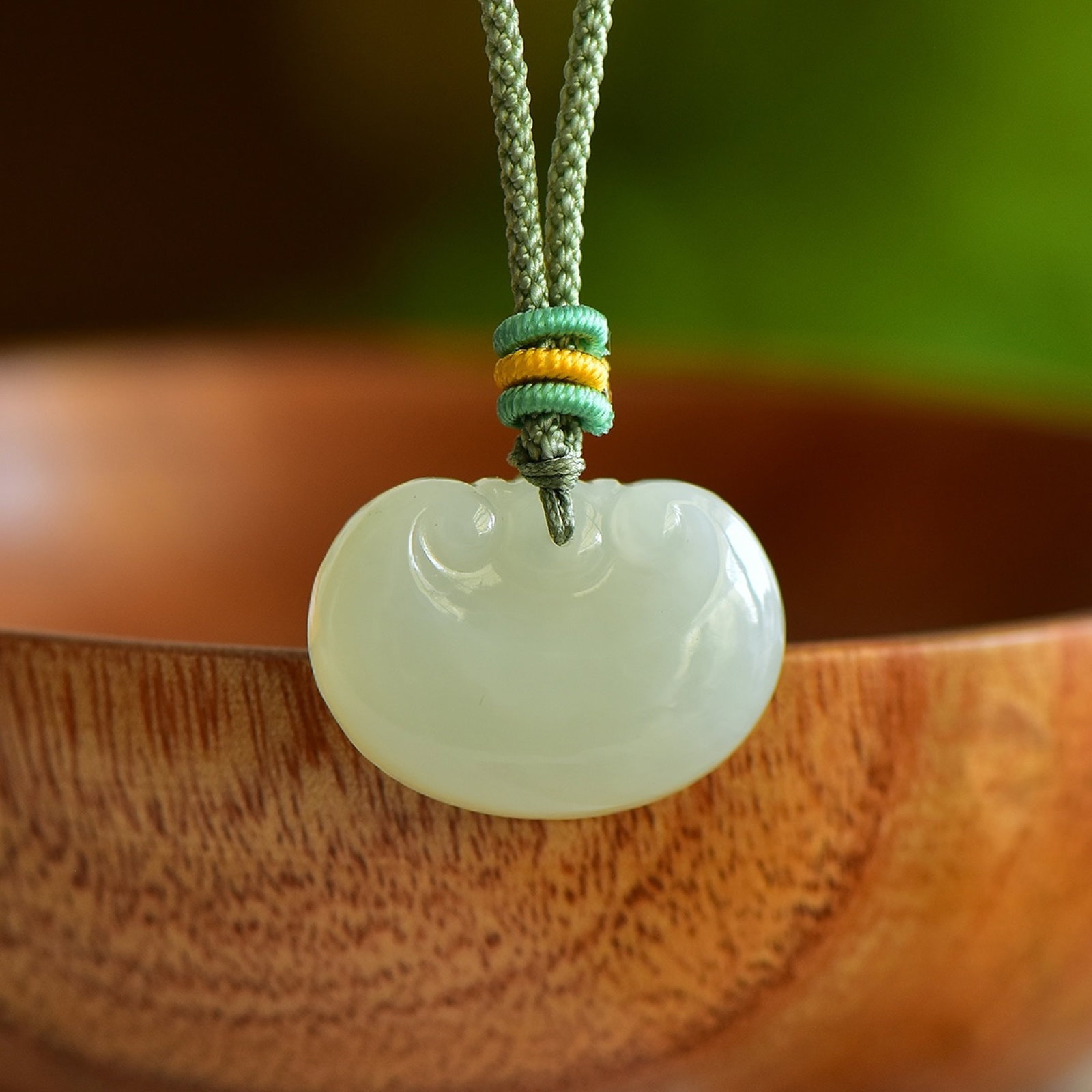 An Exquisite Greenish Jade Pendant - 3