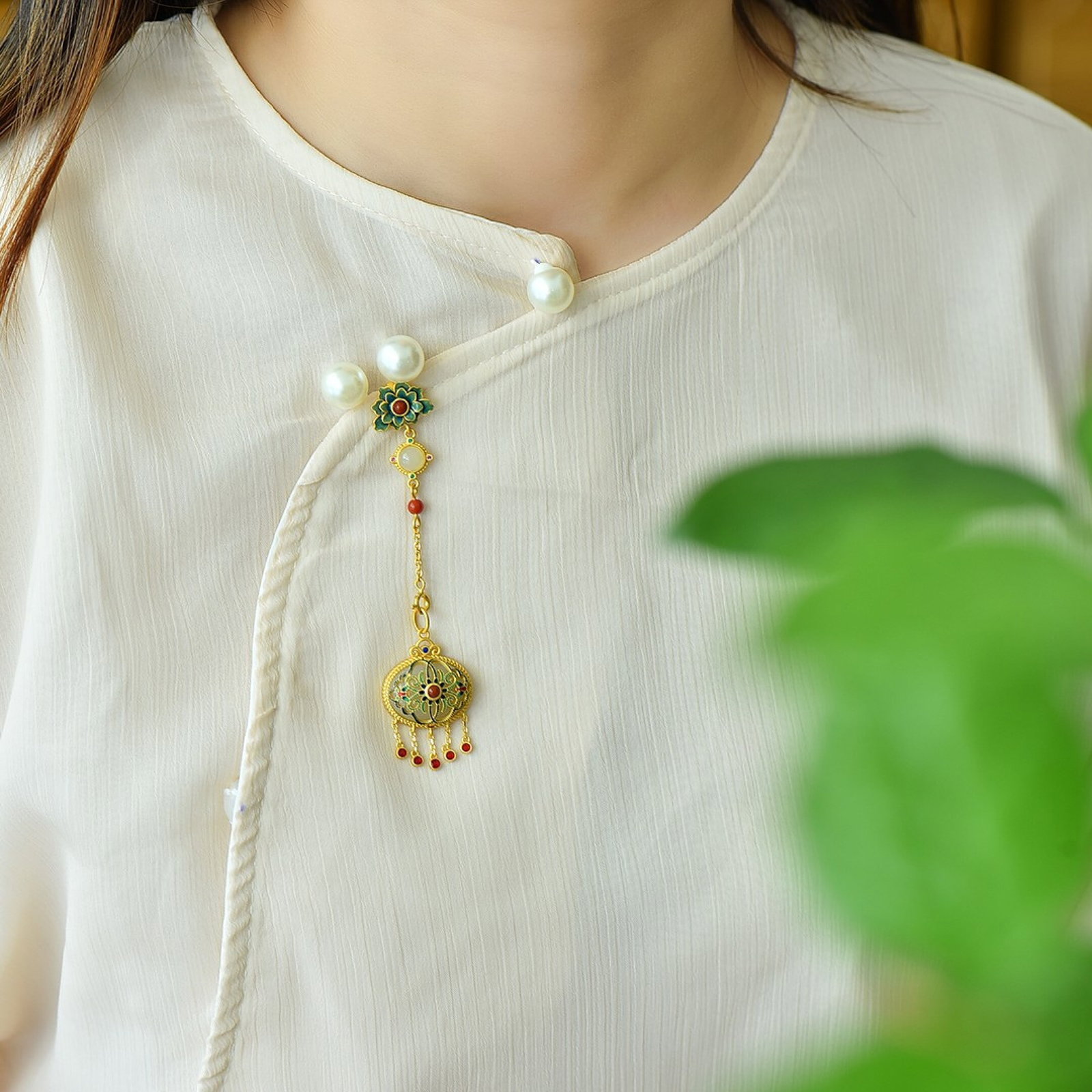 An Exquisite Sterling Silver-Gold Plated Inlaid White Jade Pendant: Estimated Value:400-800 An Exquisite Sterling Silver-Gold Plated Inlaid White Jade Pendant,Size:15mmx20mm 纯银镀金镶白玉吊坠