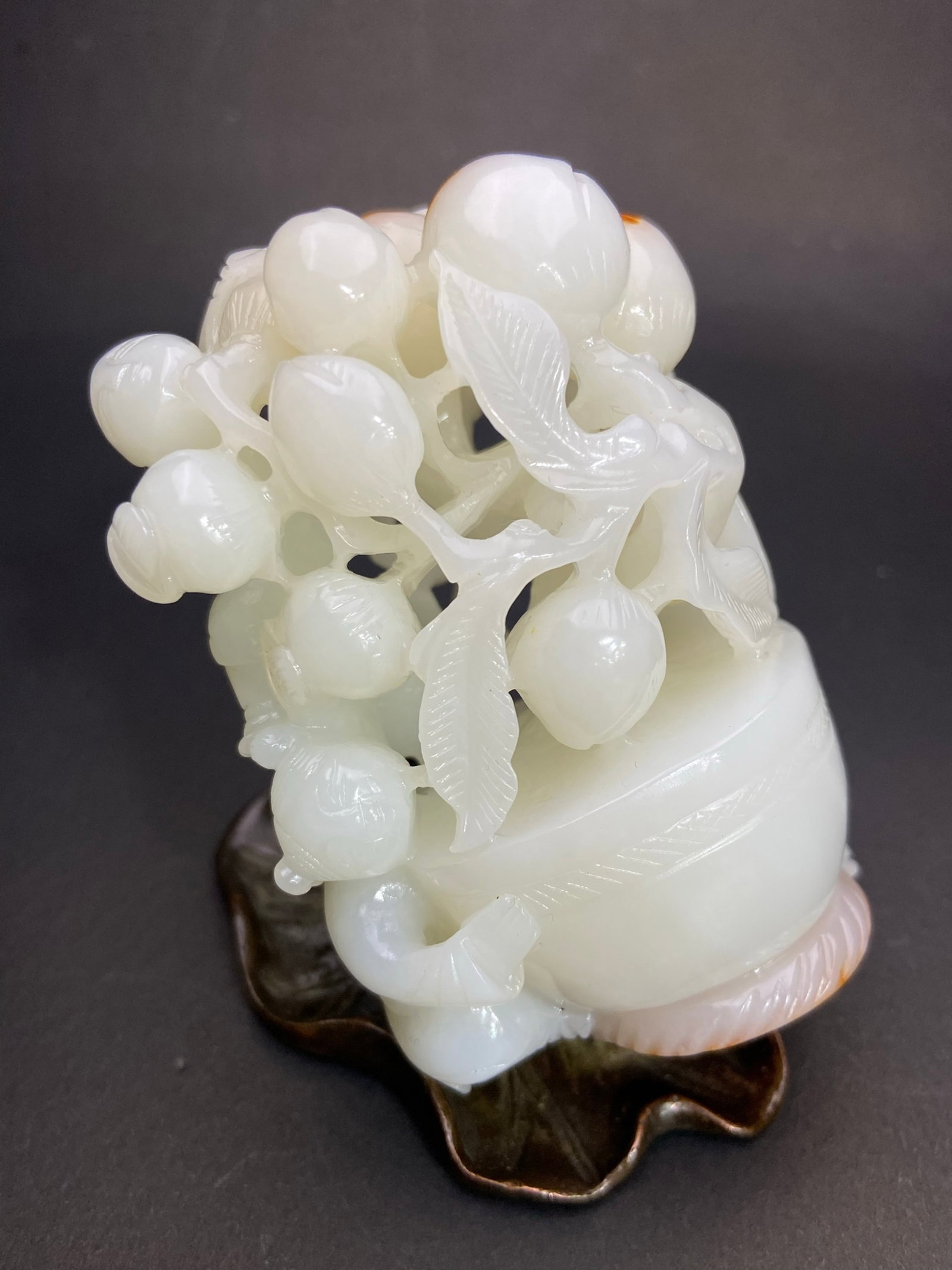 An Exquisite White Jade Figure and Peach Pattern Ornament - 2