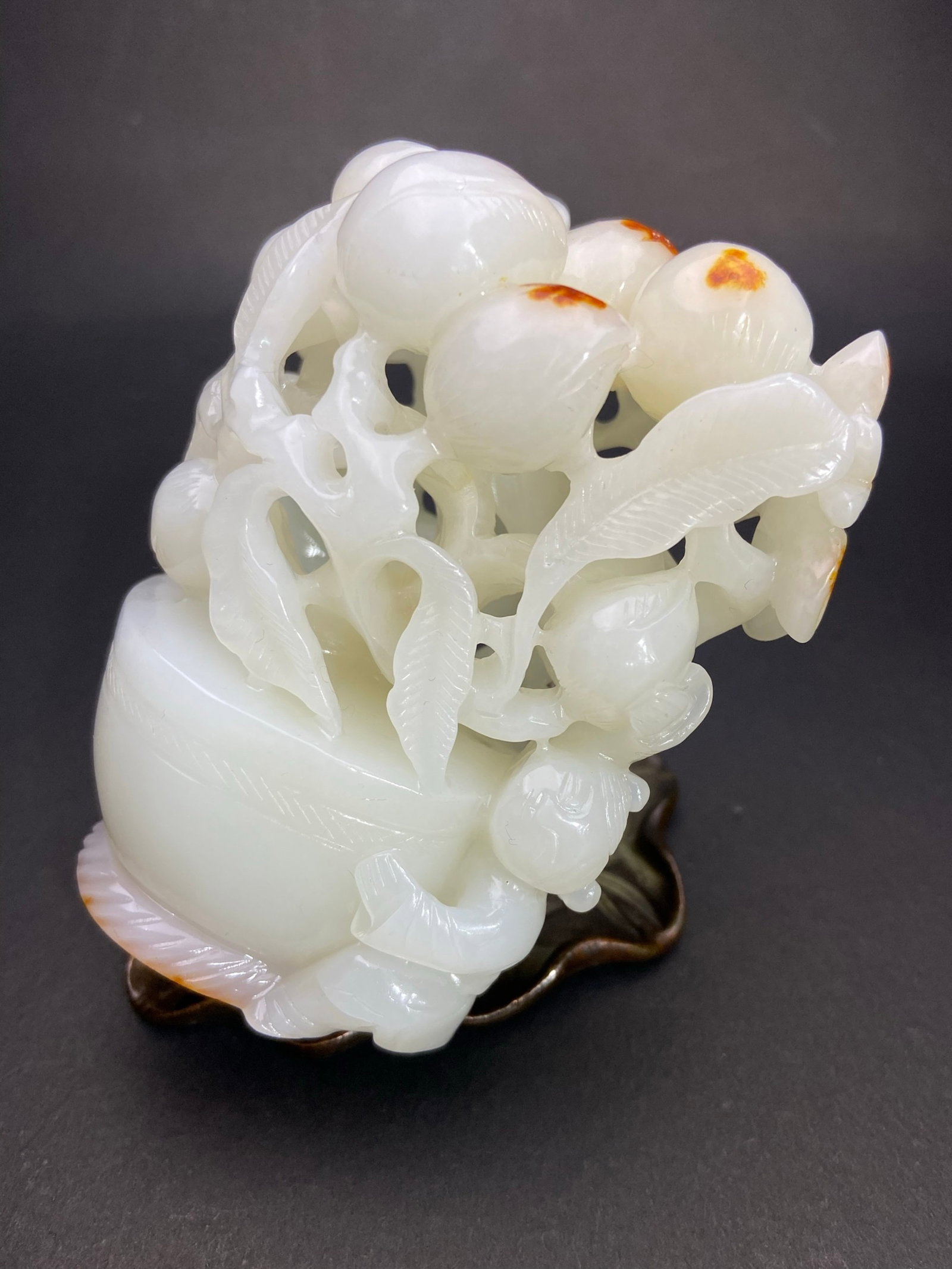 An Exquisite White Jade Figure and Peach Pattern Ornament - 3