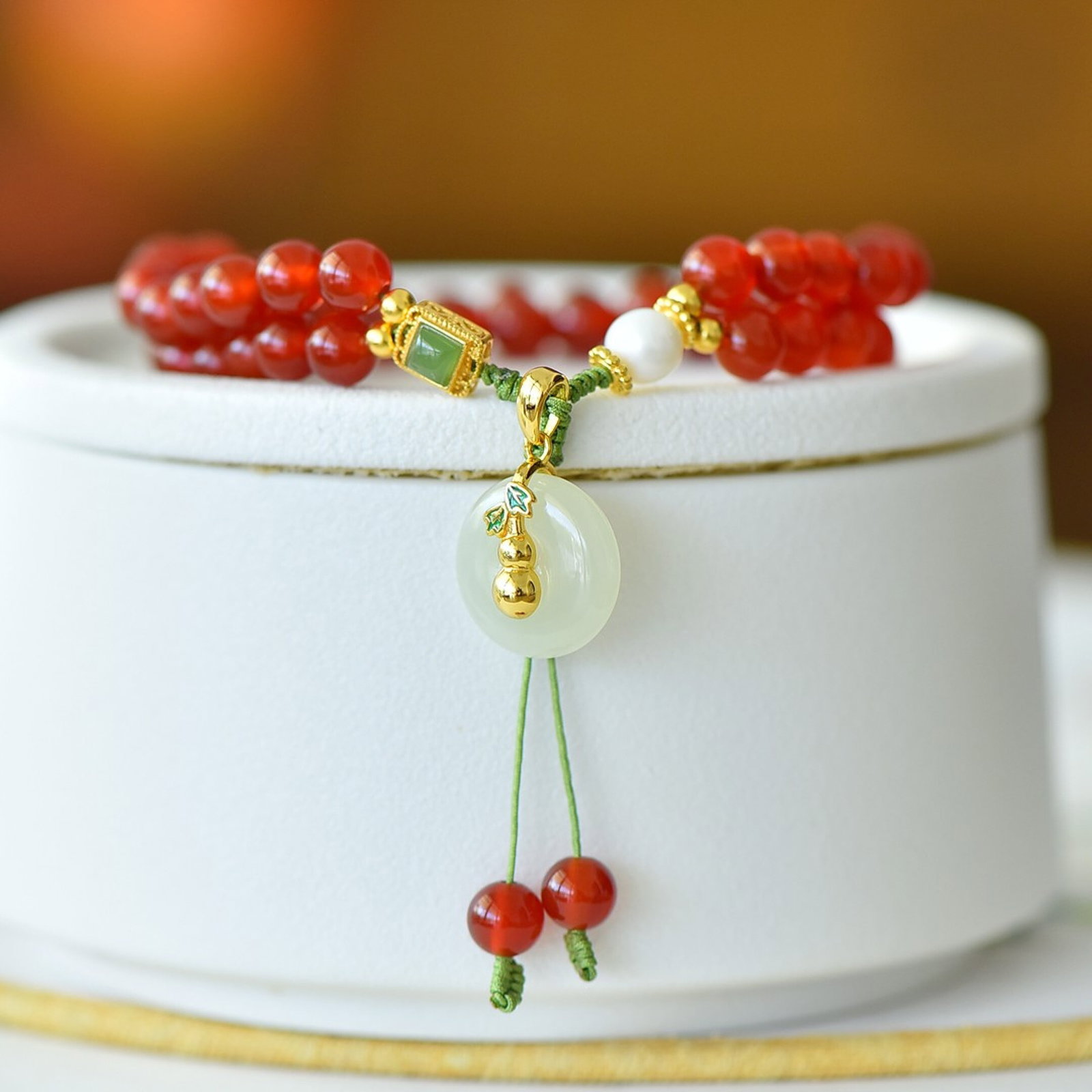 An Exquisite Sterling Silver-Gold Plated Inlaid Agate Bracelet,Inlaid White Jade: Estimated Value:200-400 An Exquisite Sterling Silver-Gold Plated Inlaid Agate Bracelet,Inlaid White Jade,Size:6mm