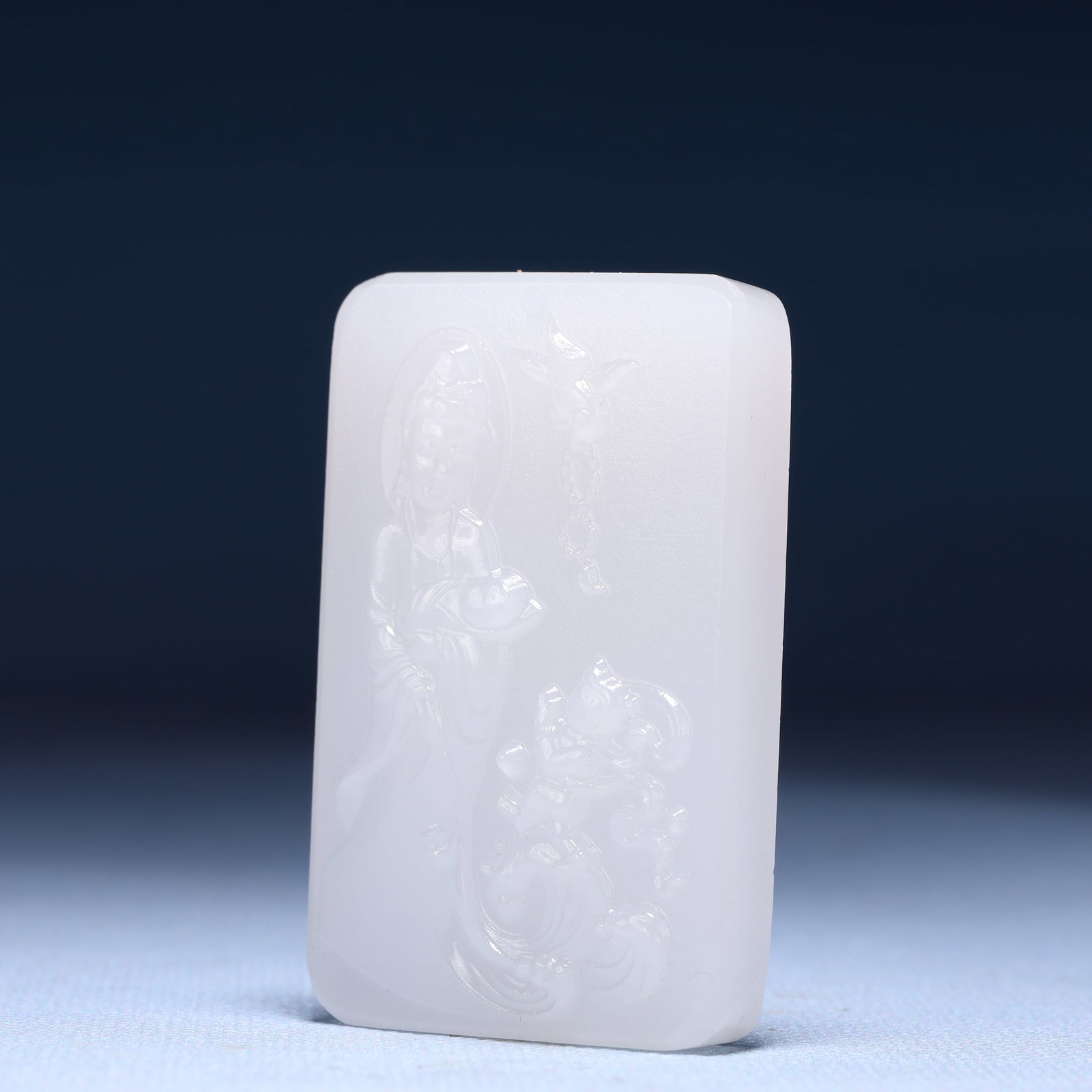 An Exquisite White Jade Statue of Avalokitesvara Pendant - 2