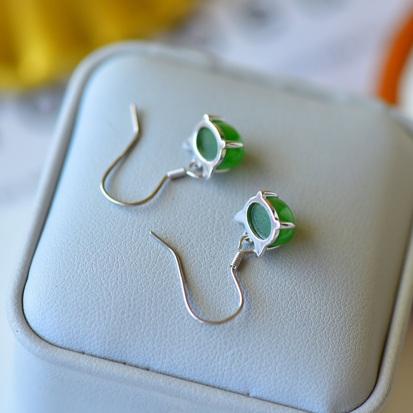 A Pair of Exquisite Sterling Silver Inlaid Jasper Earrings - 5