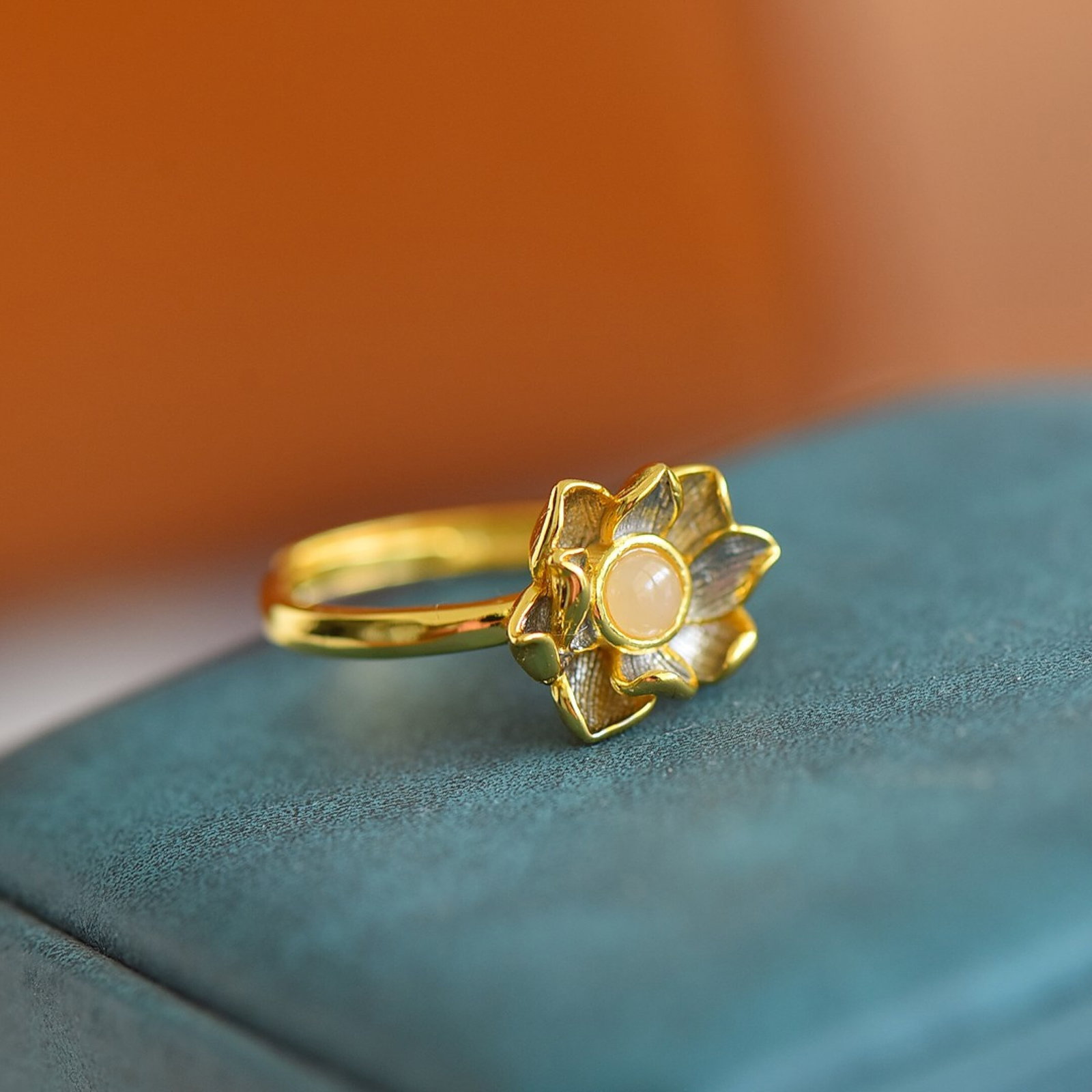 An Exquisite Sterling Silver-Gold Plated Inlaid White Jade Ring: Estimated Value:200-400 An Exquisite Sterling Silver-Gold Plated Inlaid White Jade Ring,Size:4mmx4mm 纯银镀金镶白玉戒指