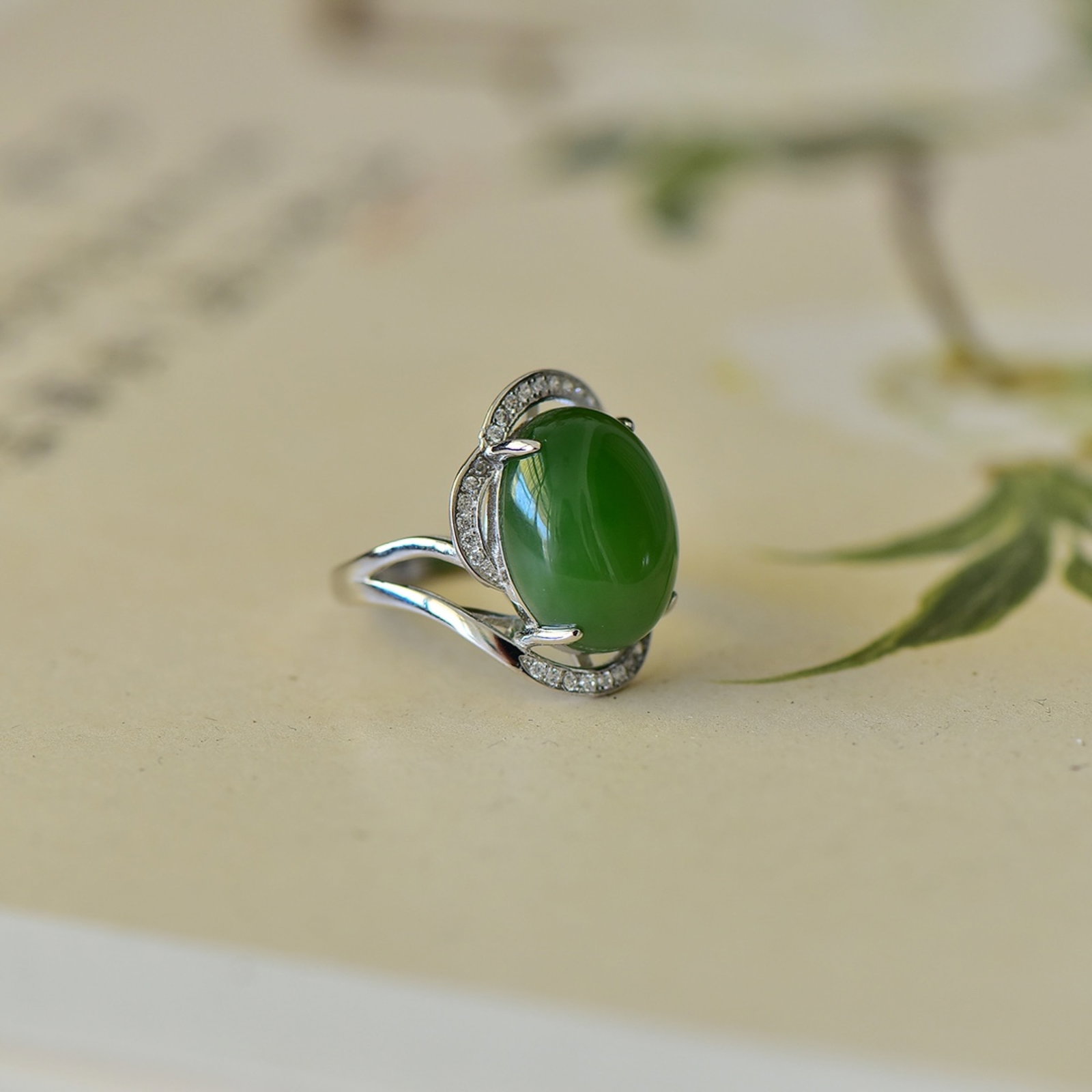 An Exquisite Sterling Silver Inlaid Jasper Ring: Estimated Value:400-800 An Exquisite Sterling Silver Inlaid Jasper Ring,Size:12mmx16mm 纯银镶碧玉戒指
