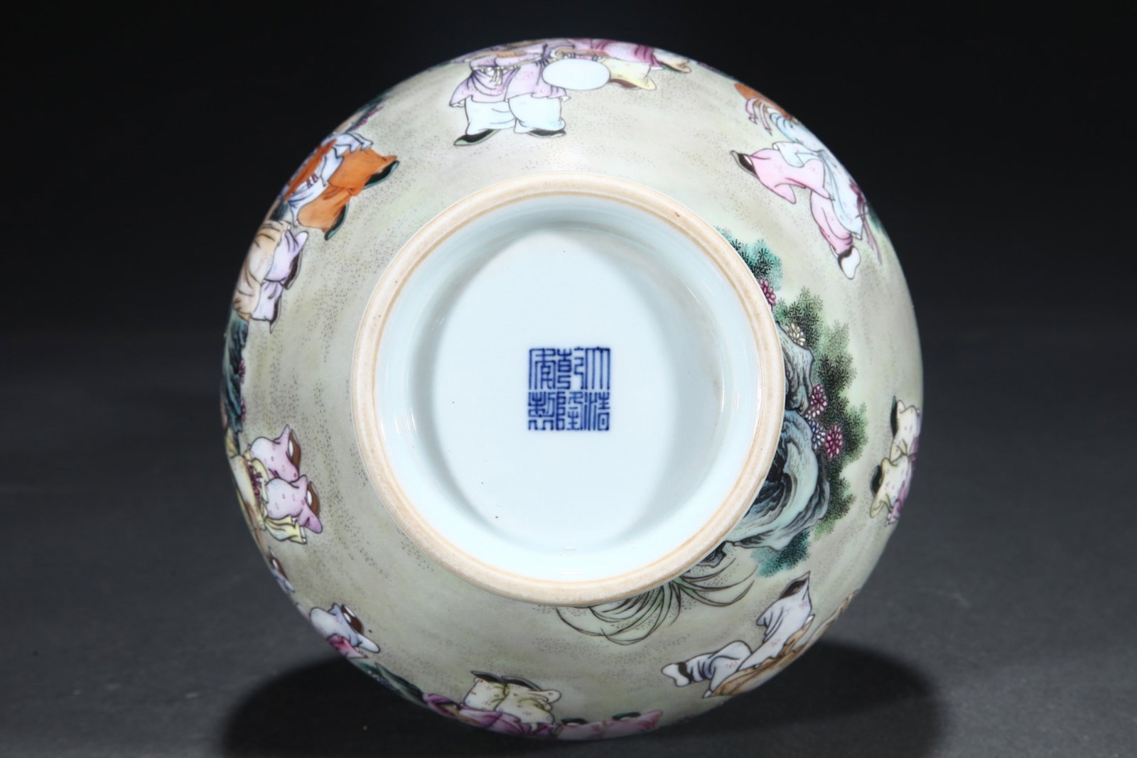 A Rare Famille-Rose Painted Gold Character and Story Pattern Vase,With Vertical Scroll Painting o... - 5