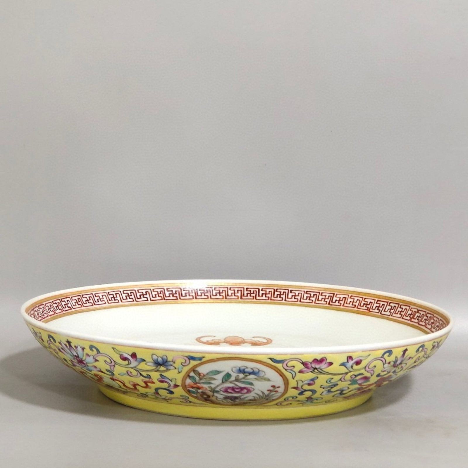 An Exquisite Iron-Red Yellow Ground Painted Gold Bats and Peach Pattern Plate - 2