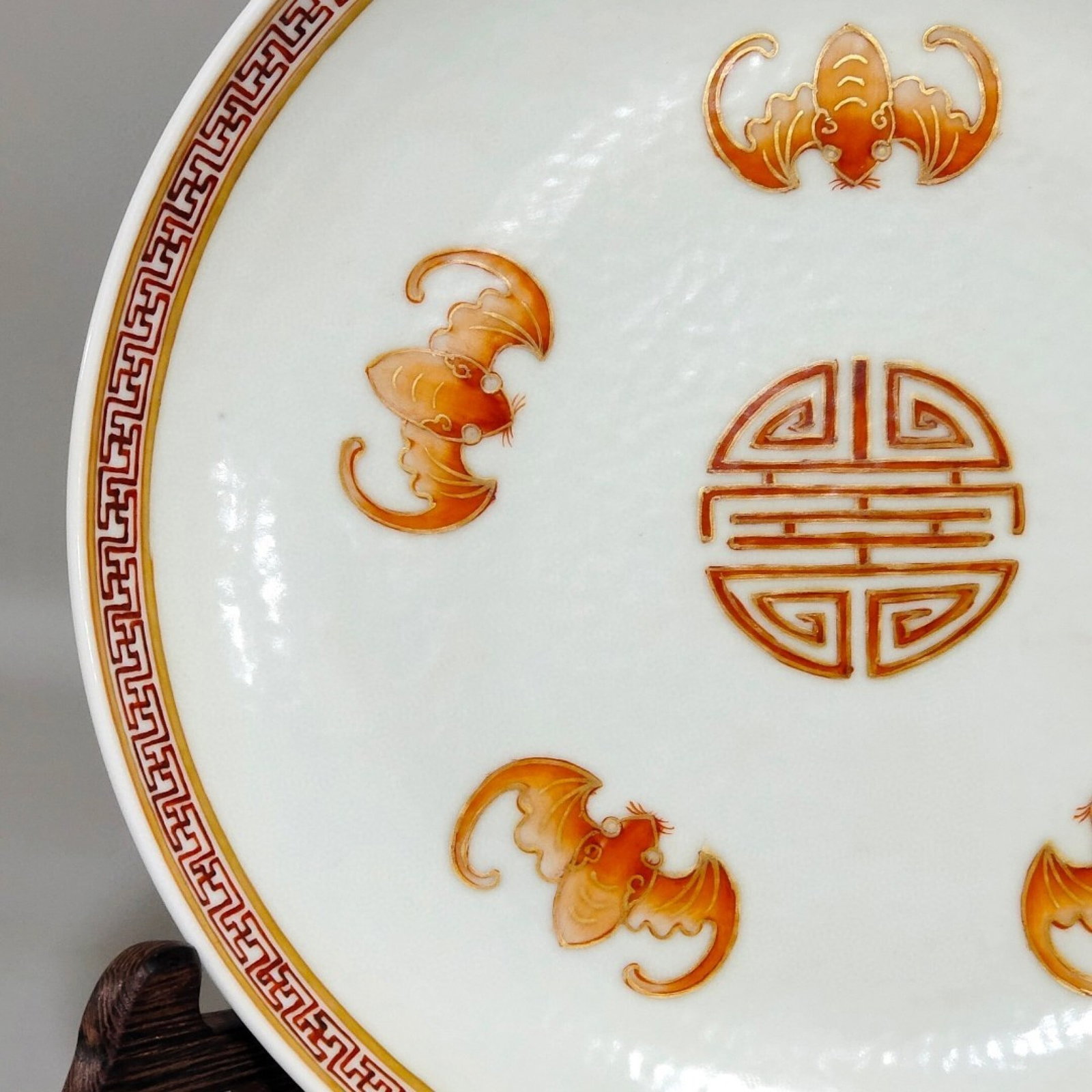 An Exquisite Iron-Red Yellow Ground Painted Gold Bats and Peach Pattern Plate - 3