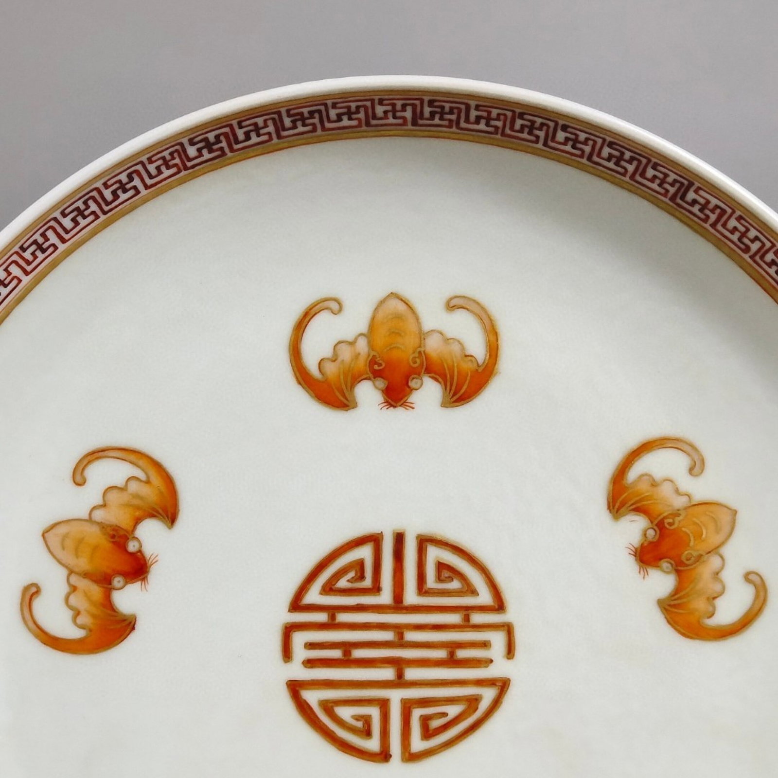 An Exquisite Iron-Red Yellow Ground Painted Gold Bats and Peach Pattern Plate - 4