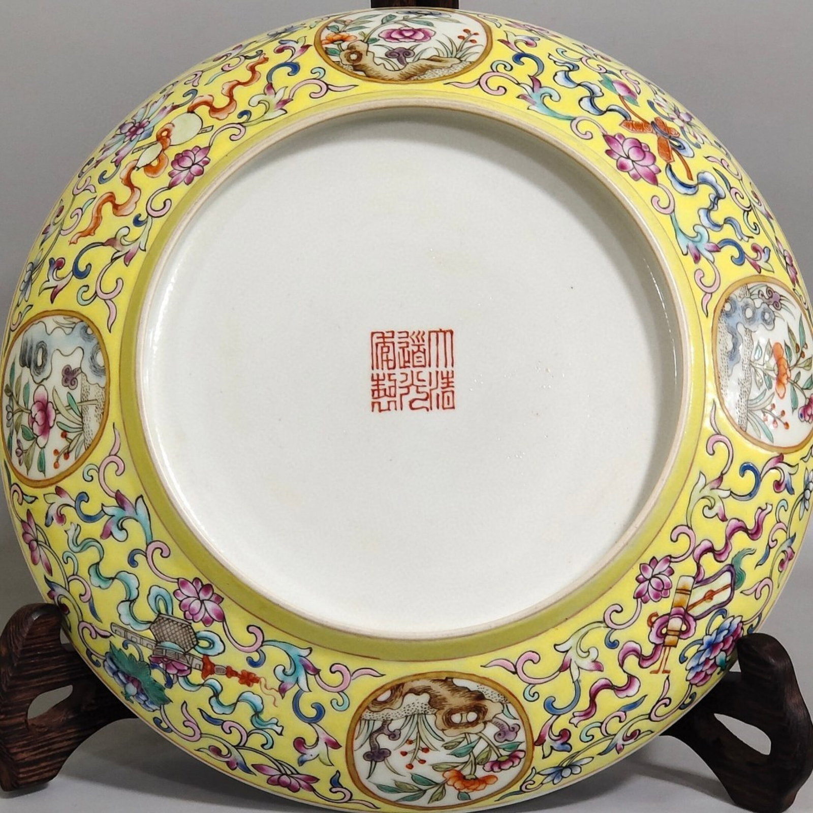 An Exquisite Iron-Red Yellow Ground Painted Gold Bats and Peach Pattern Plate - 7