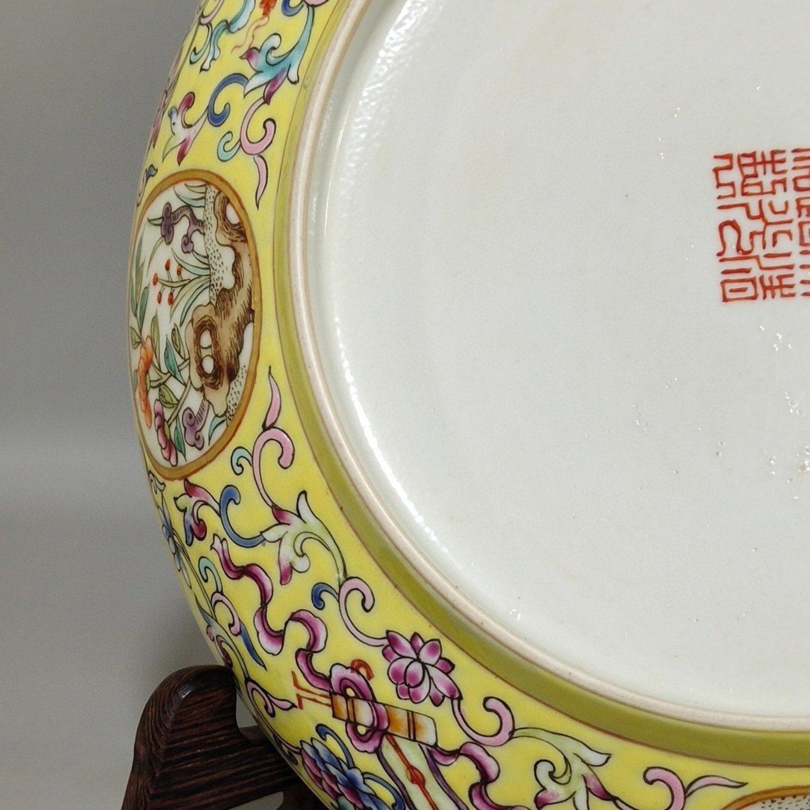 An Exquisite Iron-Red Yellow Ground Painted Gold Bats and Peach Pattern Plate - 8