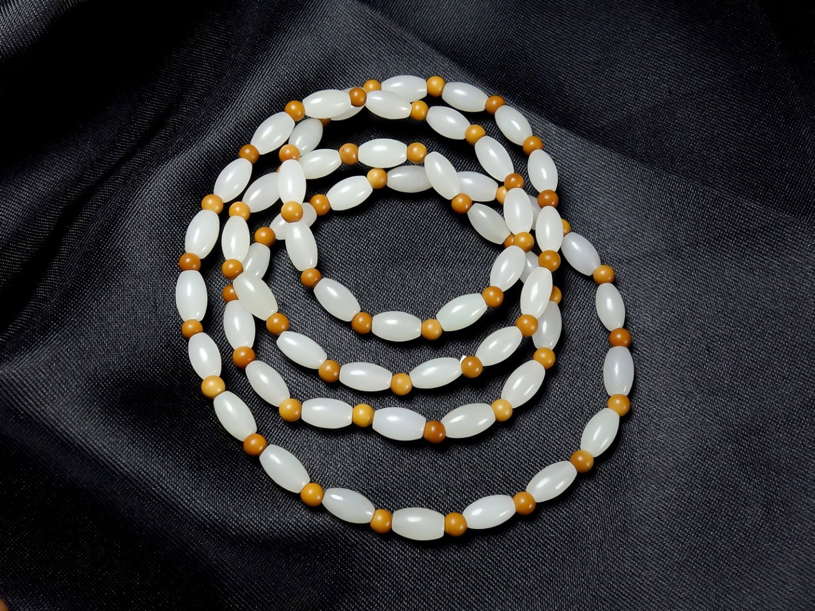 An Exquisite White Jade Bracelets: Estimated Value:400-800 An Exquisite White Jade Bracelets,Size:(bead)5mmx9mm 白玉手链