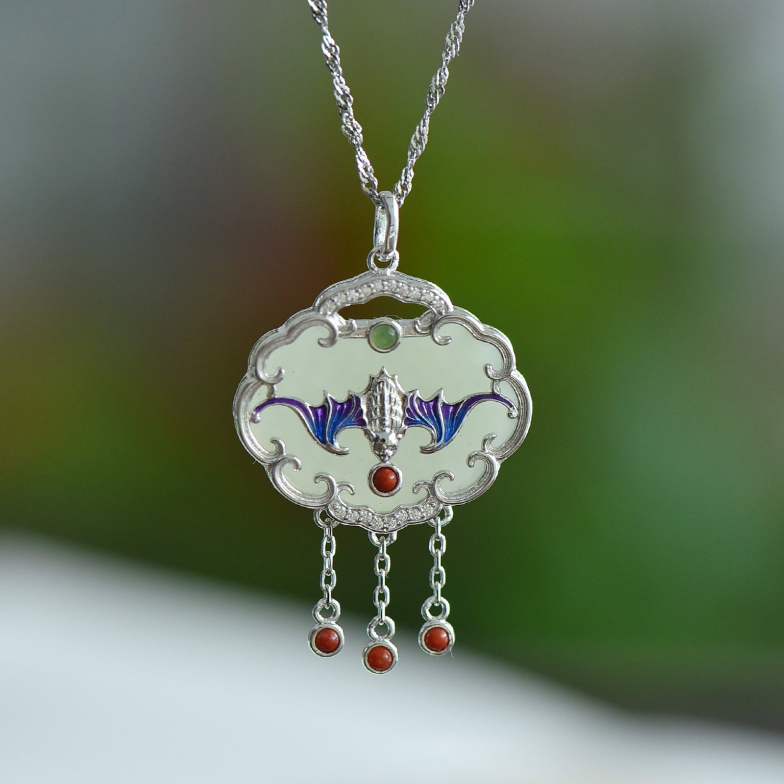 An Exquisite Sterling Silver Inlaid White Jade Pendant: Estimated Value:300-600 An Exquisite Sterling Silver Inlaid White Jade Pendant,Size:17mmx24mm 纯银镶白玉吊坠