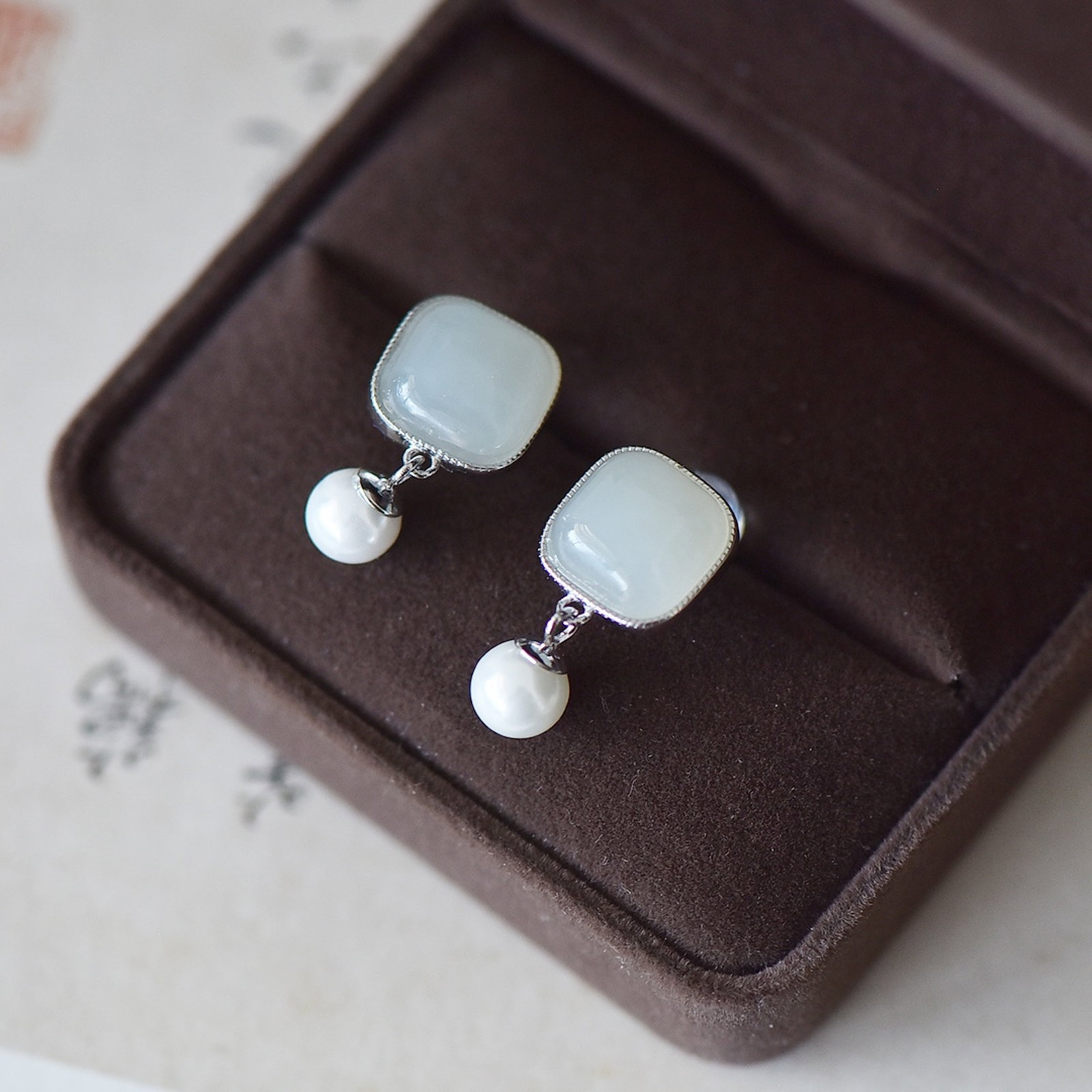 A Pair of Exquisite Sterling Silver-Gold Plated Inlaid White Jade Earrings, Inlaid Pearl - 3