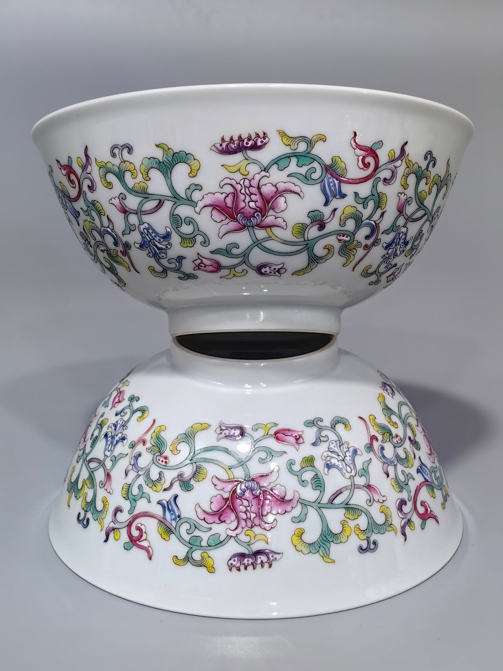 A Pair of Exquisite Famille-Rose Lotus Pattern Bowls - 2