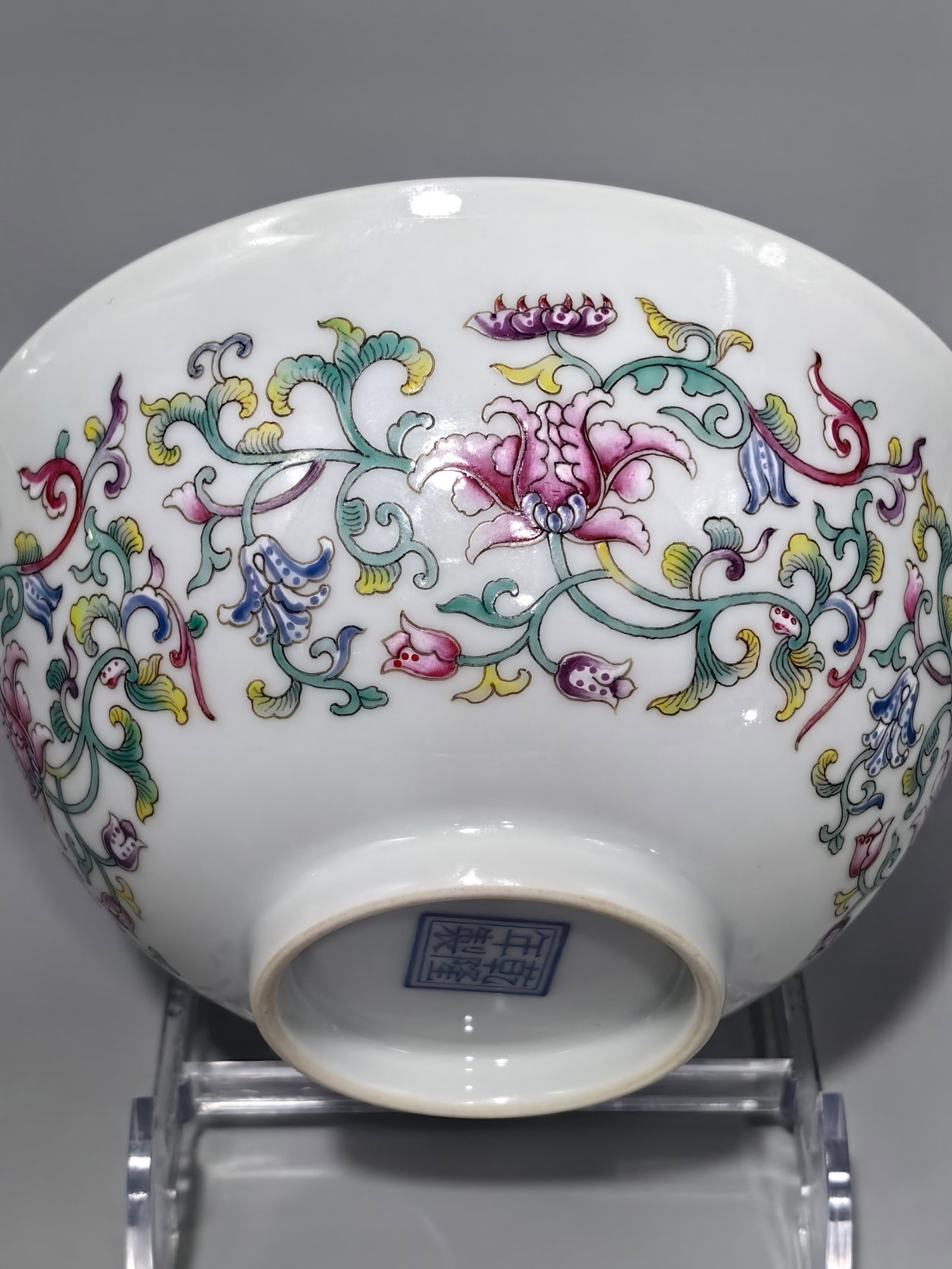 A Pair of Exquisite Famille-Rose Lotus Pattern Bowls - 6