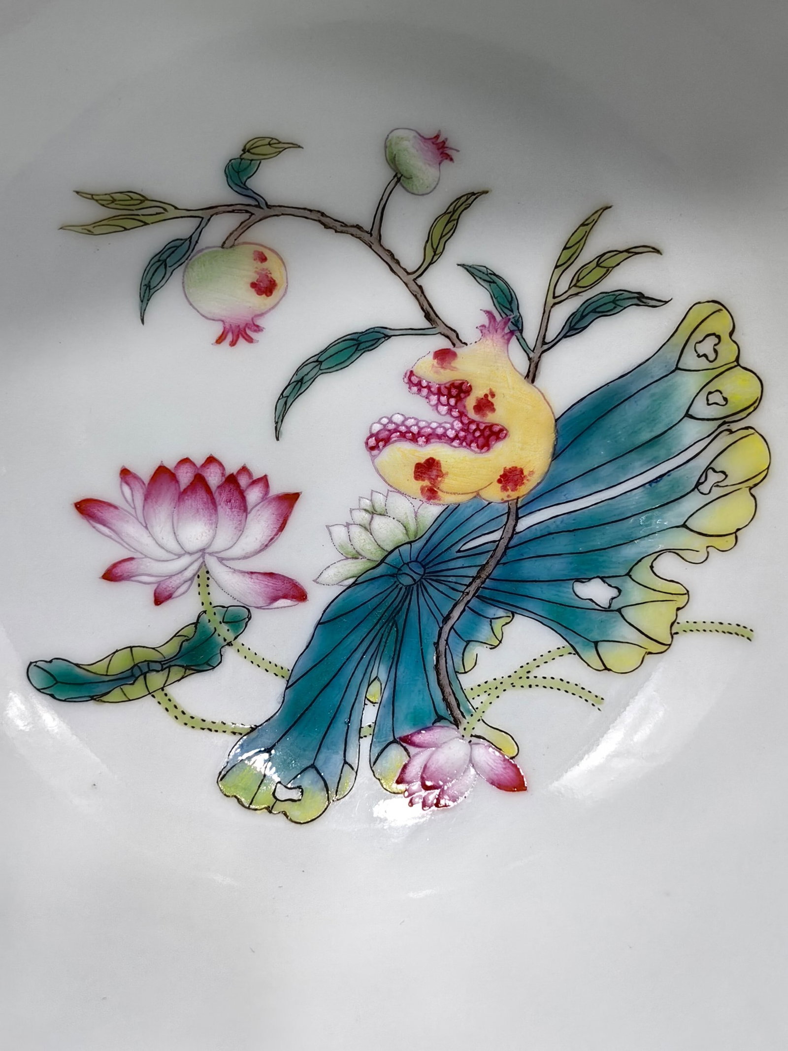 A Pair of Exquisite Famille-Rose Lotus Pattern Bowls - 7